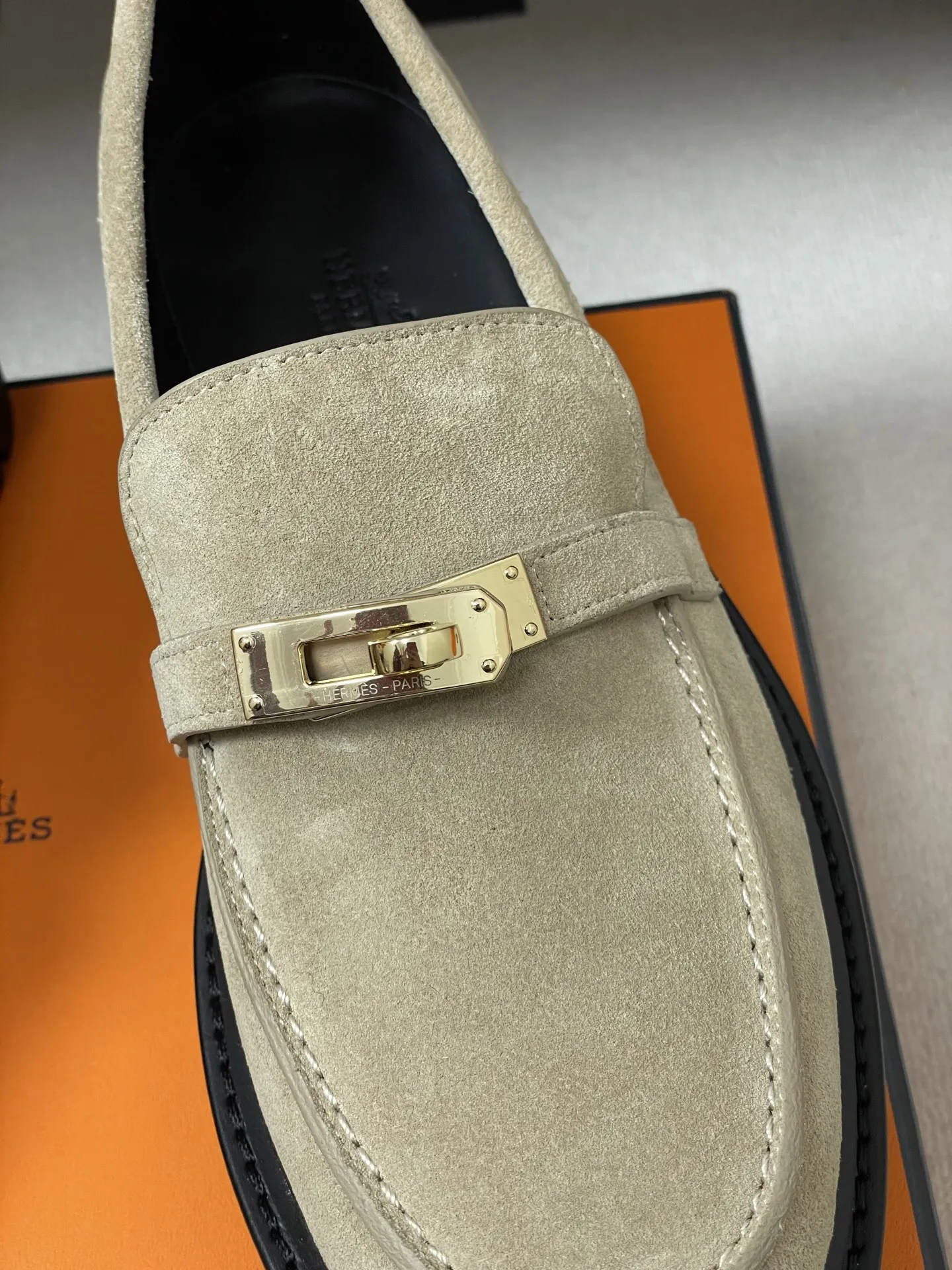 p400-顶级品质 Hermes 爱马仕🐎 H家Icone乐福鞋系列 经典Kelly扣厚底乐福鞋老钱风麂皮绒面增高小皮鞋 小牛皮和反绒牛皮乐福鞋,搭配功能性Kelly鞋扣和轻盈凹槽鞋底。打造时尚都市造型。 鞋面:定制小牛皮/牛反绒 内里垫脚:羊皮 鞋底:真皮沿条/组合橡胶大底 码数:35-39(40.41.42定做不退换)