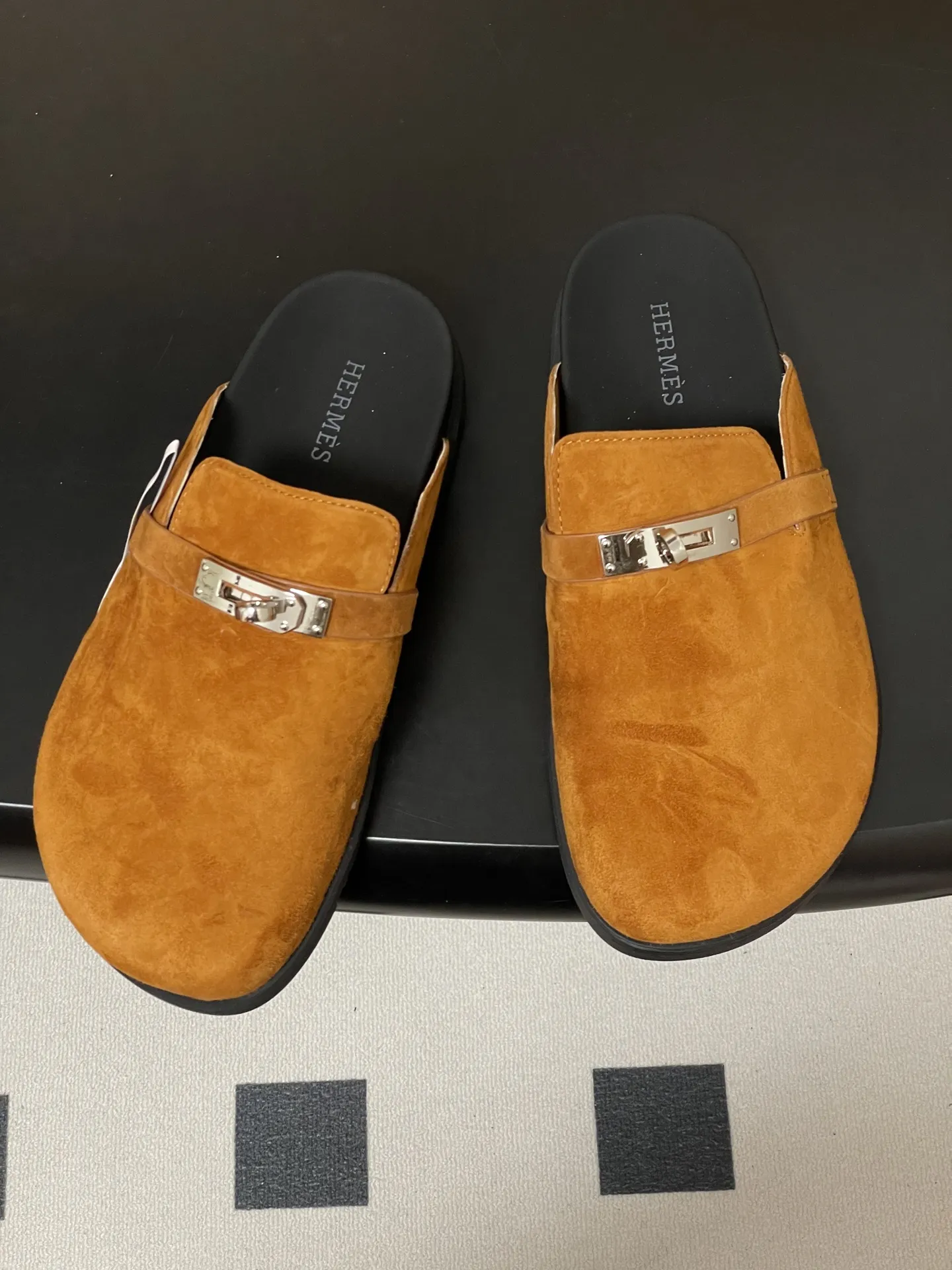 p240-男码➕10 Hermes 爱马仕🐎 H家 Kelly扣穆勒鞋系列勃肯鞋经典款二舅拖鞋包头半拖鞋情侣款休闲懒人穆勒鞋勃肯厚底凉拖鞋 这双鞋子融合了奢华、休闲与时尚等多种风格元素。爱马仕的品牌加持赋予了它高端奢华的气质,而穆勒鞋型和羊皮内衬又让它兼具休闲舒适的特质,金属扣装饰细节则为其增添了时尚感,使其在众多鞋款中脱颖而出。 鞋面:高丝光牛猄皮 内里垫脚:羊皮 鞋底:原版开模TPU防滑大底 码数:女35-39(40.41定做不退换) 男39-44(38.45.46定做不退换)