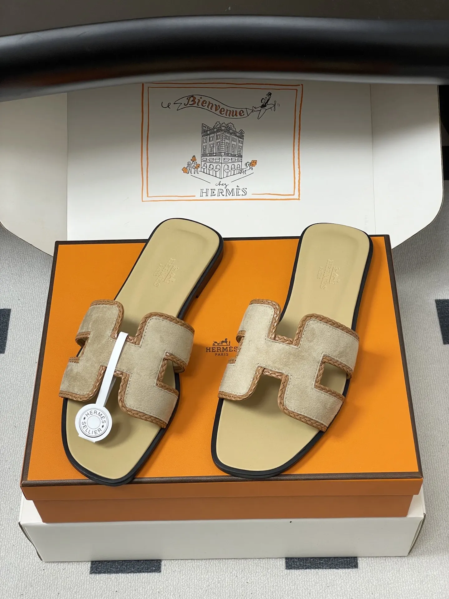 p320-顶级品质（配高档飞机盒✈️/丝巾） Hermes 爱马仕🐎 Oran凉鞋编织麂皮系列 2026H家最新版面 经典H编织绒面H鞋面凉拖鞋 编织麂皮山羊皮凉鞋，经典&ldquo;H&rdquo;型鞋面 打造时尚造型，可谓夏日良伴。 时尚又百搭 搭配H鞋面 超级舒服 每个细节都做到极致。设计简约流畅，打造时尚柔美的晚装造型。 鞋面：定制麂皮/手工编织 内里垫脚：羊皮 鞋底：意大利A级真皮大底 码数：35-39（34.40.41.42.43定做不退换）