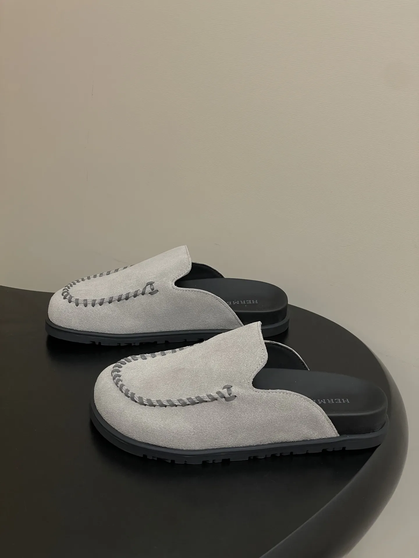 p240-男码➕10 Hermes 爱马仕🐎 H家 Johan穆勒鞋系列勃肯鞋经典款二舅拖鞋包头半拖鞋情侣款休闲懒人穆勒鞋勃肯厚底凉拖鞋 这双鞋子融合了奢华、休闲与时尚等多种风格元素。爱马仕的品牌加持赋予了它高端奢华的气质，而穆勒鞋型和羊皮内衬又让它兼具休闲舒适的特质，金属扣装饰细节则为其增添了时尚感，使其在众多鞋款中脱颖而出。 鞋面：高丝光牛猄皮 内里垫脚：羊皮 鞋底：原版开模TPU防滑大底 码数：女35-39（40.41定做不退换） 男39-44（38.45.46定做不退换）