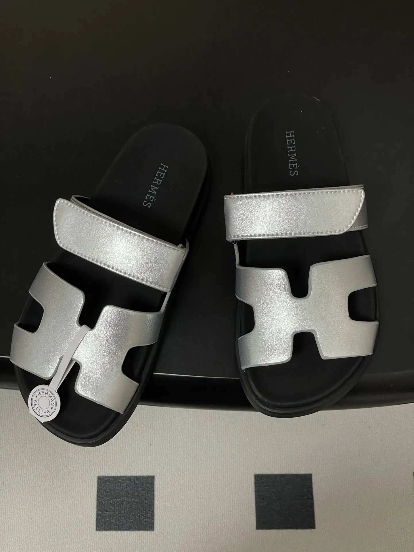 p240-男码➕10 Hermes 爱马仕🐎 H家 Cheryp 经典款二舅拖鞋H型魔术贴平底二舅凉拖鞋情侣款休闲懒人鞋🆕新配色 各色真皮裁切几何H型,设计鞋面,散发优雅魅力。真皮机能凉鞋,搭配人体工学橡胶鞋底和可调节袢带。设计简约流畅,打造舒适休闲造型。 鞋面:牛皮/细腻羊猄皮 鞋底:原版开模TPU防滑大底 码数:女35-39(40.41定做不退换) 男39-44(38.45定做不退换)