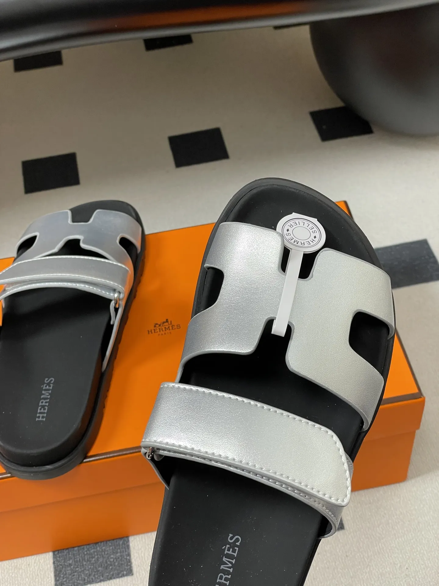 p240-男码➕10 Hermes 爱马仕🐎 H家 Cheryp 经典款二舅拖鞋H型魔术贴平底二舅凉拖鞋情侣款休闲懒人鞋🆕新配色 各色真皮裁切几何H型，设计鞋面，散发优雅魅力。真皮机能凉鞋，搭配人体工学橡胶鞋底和可调节袢带。设计简约流畅，打造舒适休闲造型。 鞋面：牛皮/细腻羊猄皮 鞋底：原版开模TPU防滑大底 码数：女35-39（40.41定做不退换） 男39-44（38.45定做不退换）
