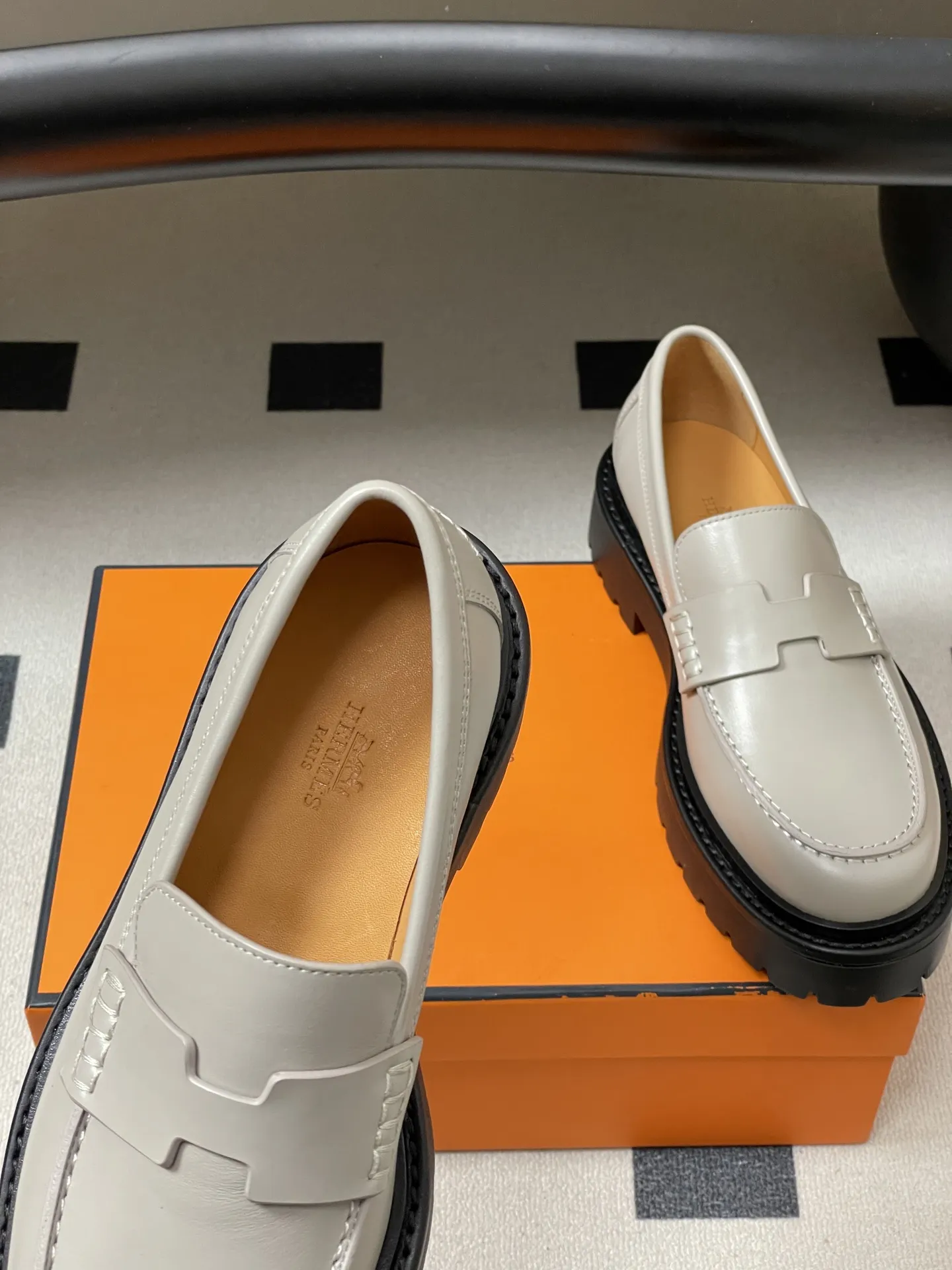 p400-顶级品质 Hermes 爱马仕🐎 H家Klement乐福鞋系列 经典H鞋面厚底乐福鞋老钱风增高小皮鞋 小牛皮乐福鞋，搭配橡胶厚底，经典