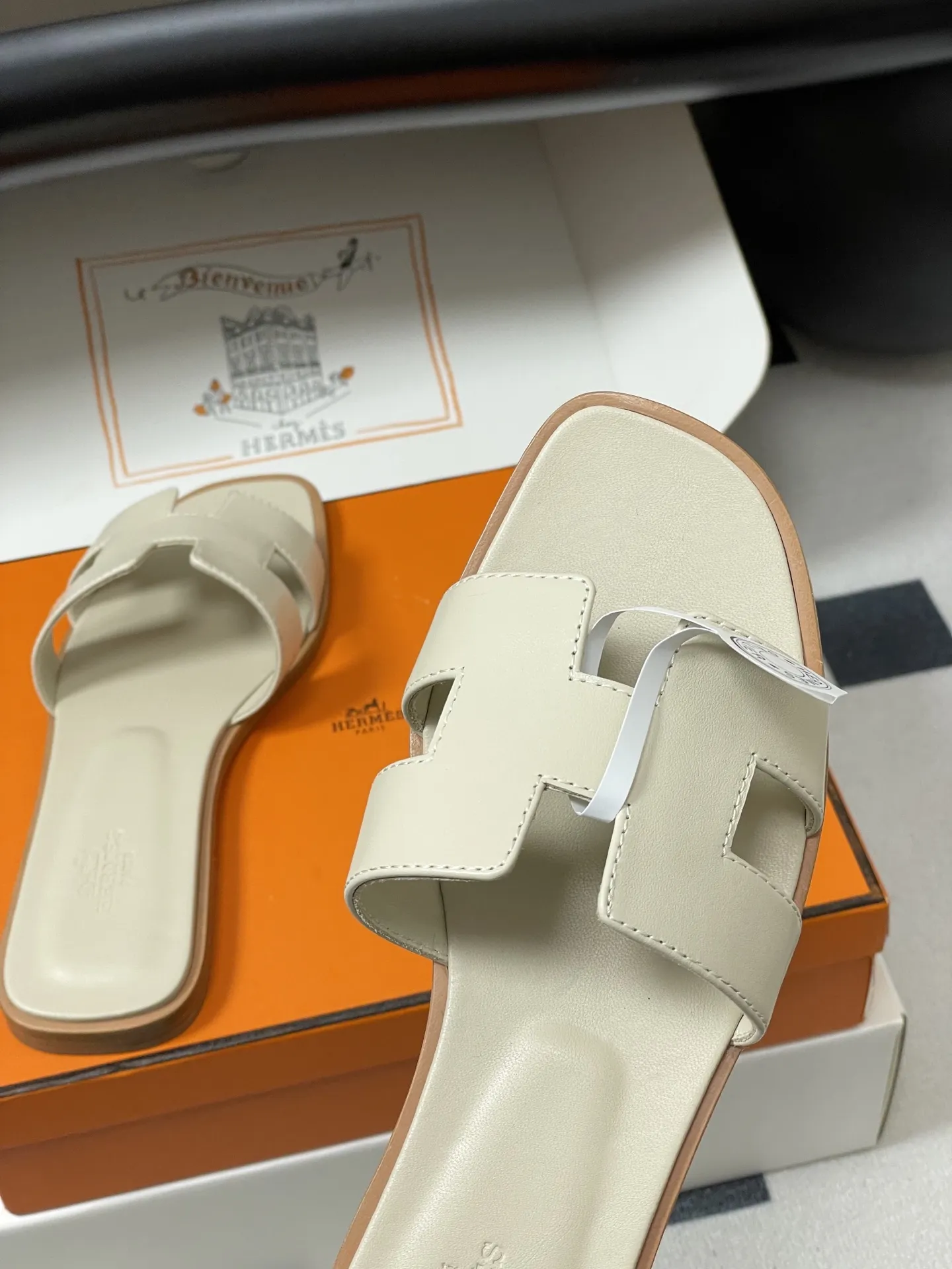 p280-顶级品质（配高档飞机盒✈️/丝巾） Hermes 爱马仕🐎 H家Oran万年经典款&lsquo;H&rsquo;拖鞋 经典百搭的H拖鞋 🆕最新配色 经典&ldquo;H&rdquo;型鞋面。打造时尚造型，可谓夏日良伴。时尚又百搭 超级舒服 每个细节都做到极致。设计简约流畅，打造时尚柔美的晚装造型。 鞋面：定制小牛皮 内里垫脚：小羊皮 鞋底：意大利A级双层真皮大底 码数：35-39（34.40.41.42.43定做不退换）