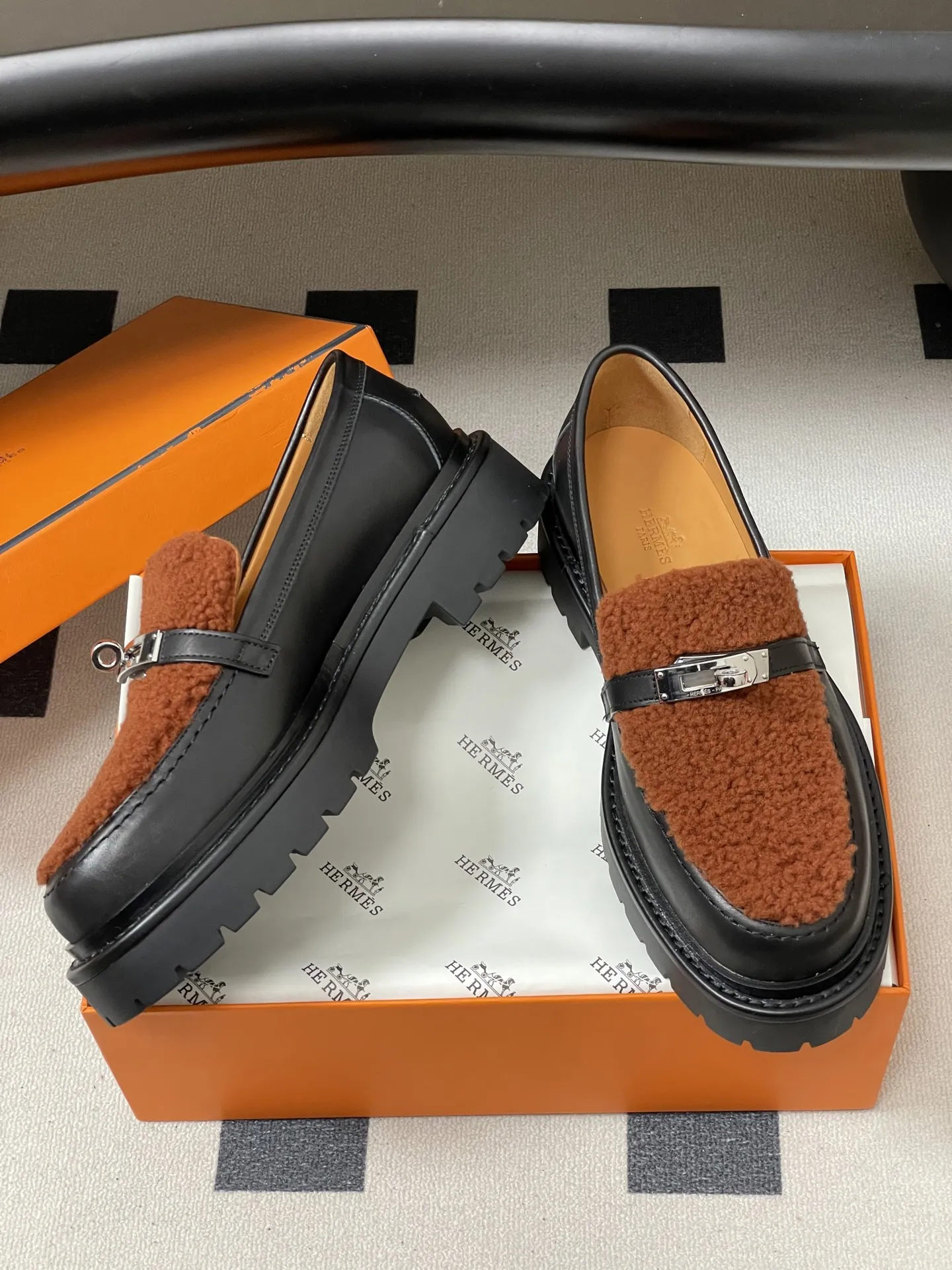 p400-顶级品质 Hermes 爱马仕🐎 H家Icone乐福鞋系列 经典Kelly扣厚底乐福鞋羊毛增高小皮鞋 小牛皮和羊毛皮乐福鞋,搭配功能性Kelly鞋扣和轻盈凹槽鞋底。打造时尚都市造型。 鞋面:定制小牛皮 内里垫脚:羊皮 鞋底:真皮沿条/组合橡胶大底 码数:35-39(40.41.42定做不退换)