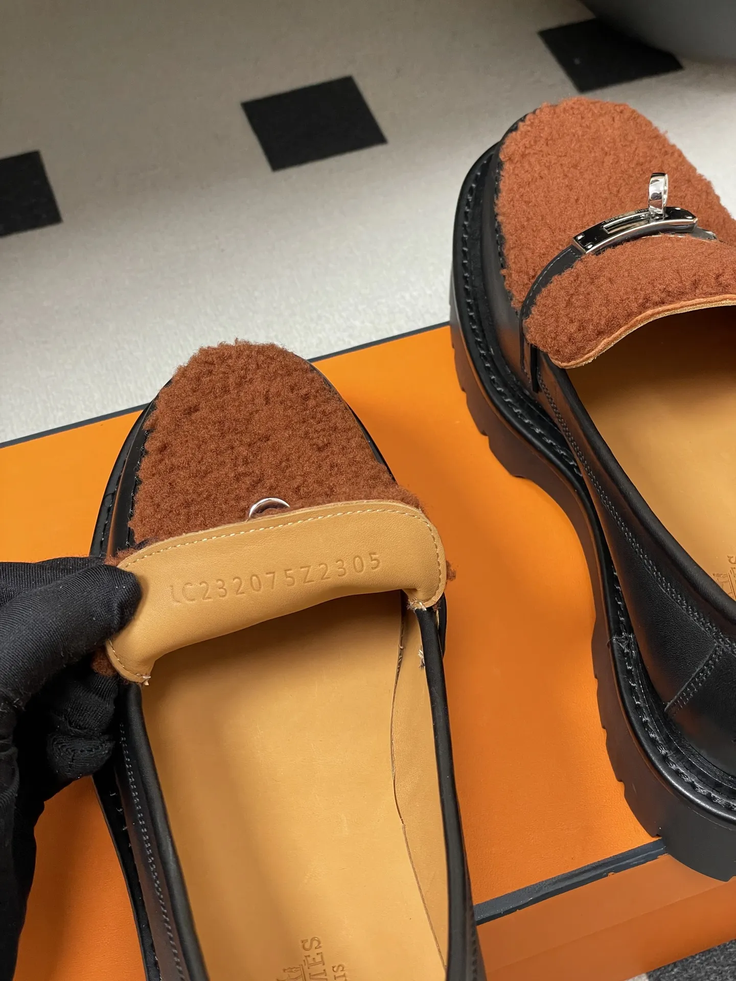 p400-顶级品质 Hermes 爱马仕🐎 H家Icone乐福鞋系列 经典Kelly扣厚底乐福鞋羊毛增高小皮鞋 小牛皮和羊毛皮乐福鞋,搭配功能性Kelly鞋扣和轻盈凹槽鞋底。打造时尚都市造型。 鞋面:定制小牛皮 内里垫脚:羊皮 鞋底:真皮沿条/组合橡胶大底 码数:35-39(40.41.42定做不退换)