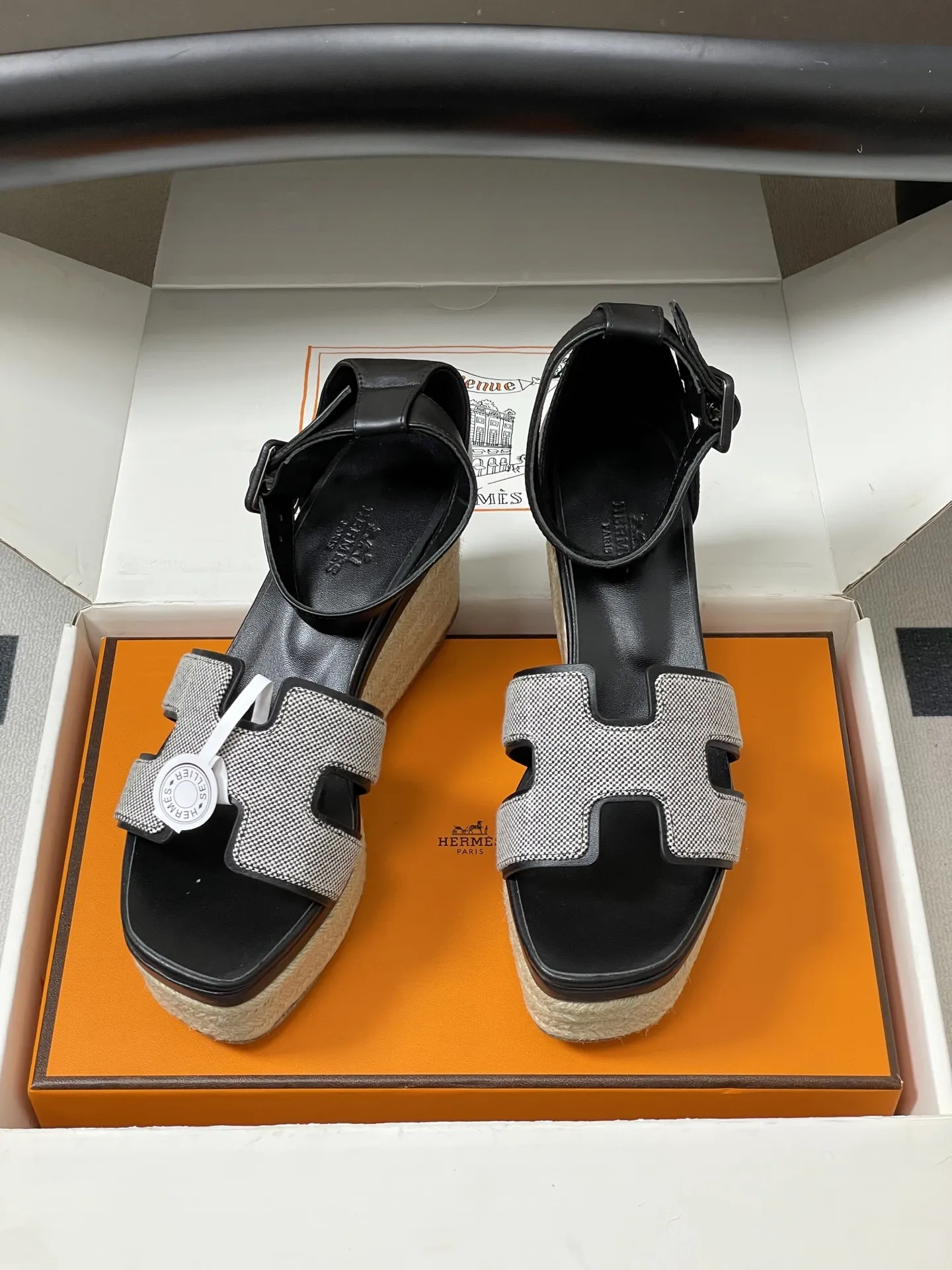 p390-顶级品质(配高档飞机盒✈️) Hermes 爱马仕🐎 H家 Elda草编鞋系列经典H型鞋面坡跟凉鞋露趾后绑带高跟麻绳凉鞋 小牛皮草编鞋,