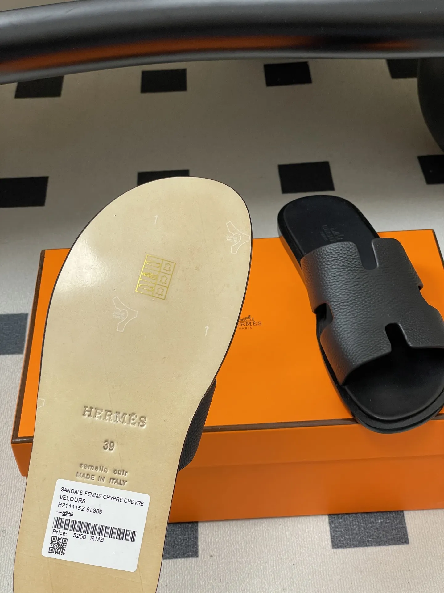 p290- Hermes 爱马仕🐎 H家 Izmir凉拖鞋系列经典款男士拖鞋 经典H型平底凉拖鞋情侣款休闲懒人鞋H拖 经典“H”型鞋面。打造时尚造型,可谓夏日良伴。时尚又百搭 超级舒服 每个细节都做到极致。设计简约流畅,打造时尚柔美的晚装造型。 鞋面:定制牛皮 鞋底:意大利真皮大底 码数:女35-39(40.41定做不退换) 男39-44(38.45定做不退换)