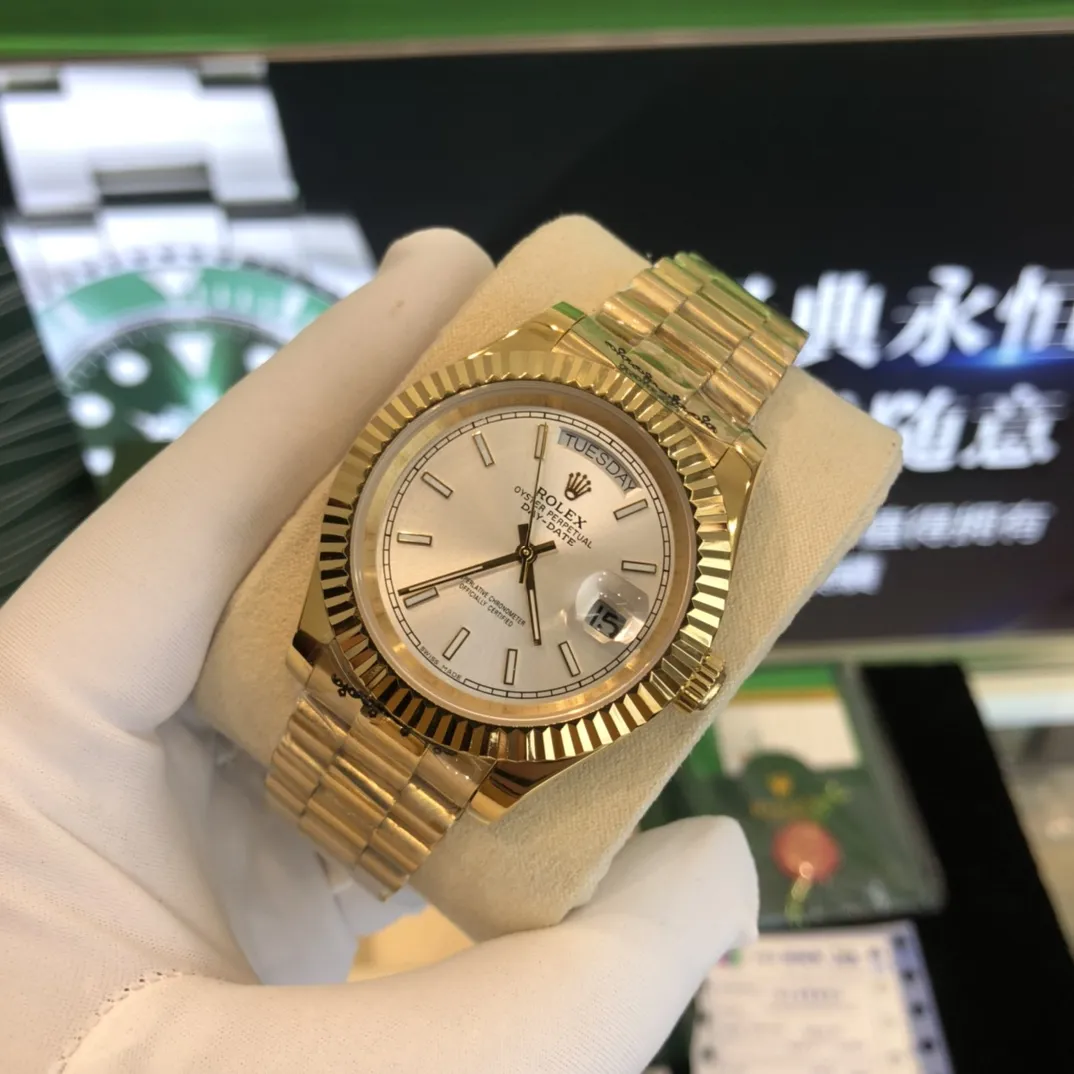 320💰 劳力士Rolex 日志系列双历腕表 采用全自动机械机芯 【表壳直径41mm 厚10mm与原装同步】有人钟情其精确，有人欣赏其典雅，有人喜爱其坚固，至尊名表劳力士（Rolex），品质精良，工艺精湛，糅合尊贵、典雅和独特气质于一身，位列世界手表业之翘楚，被称为&ldquo;精确&rdquo;的代名词！专注品质，不忘初衷！ 实物无P图拍摄效果！