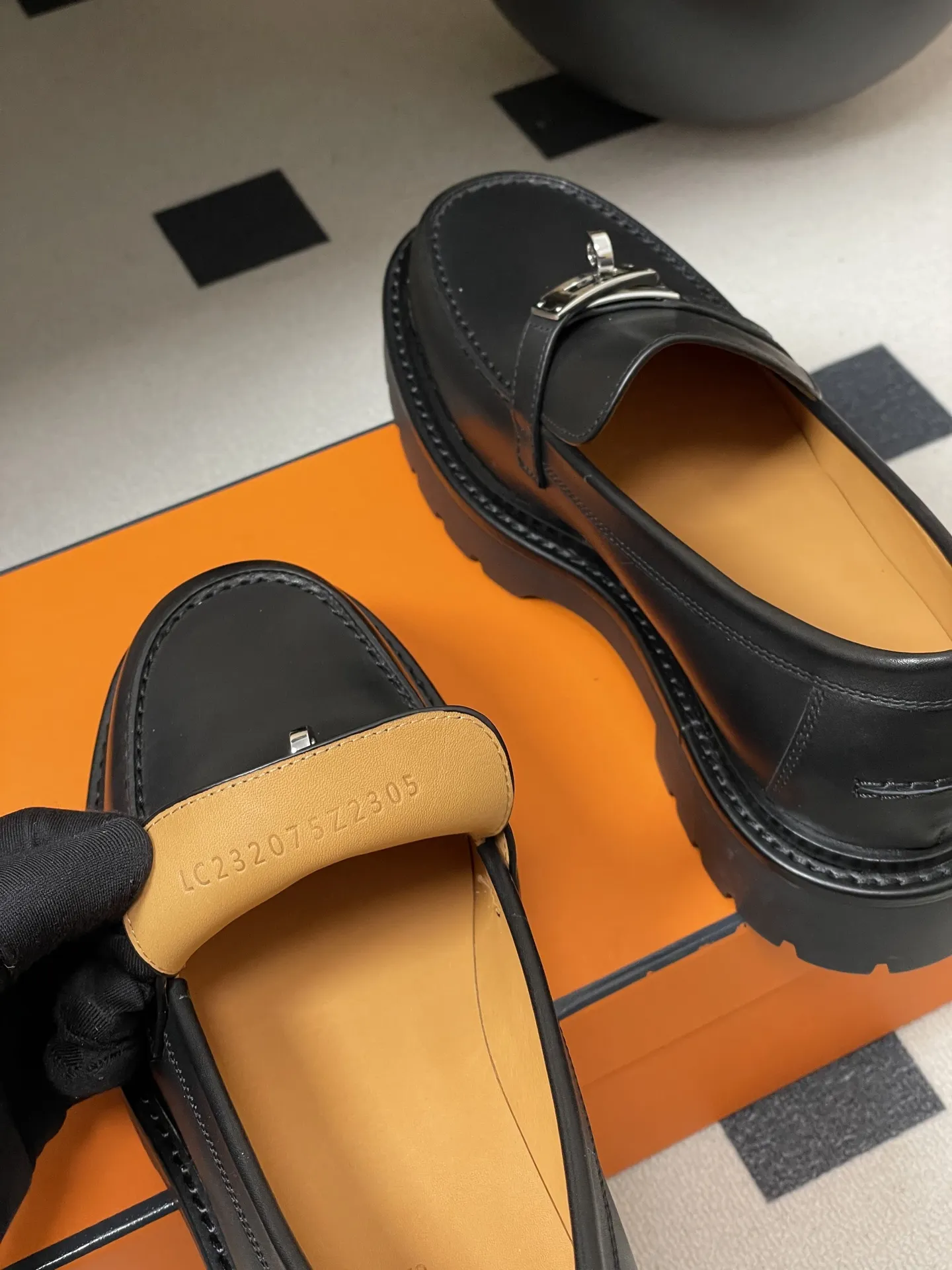 p400-顶级品质 Hermes 爱马仕🐎 H家Icone乐福鞋系列 经典Kelly扣厚底乐福鞋老钱风麂皮绒面增高小皮鞋 小牛皮和反绒牛皮乐福鞋，搭配功能性Kelly鞋扣和轻盈凹槽鞋底。打造时尚都市造型。 鞋面：定制小牛皮/牛反绒 内里垫脚：羊皮 鞋底：真皮沿条/组合橡胶大底 码数：35-39（40.41.42定做不退换）