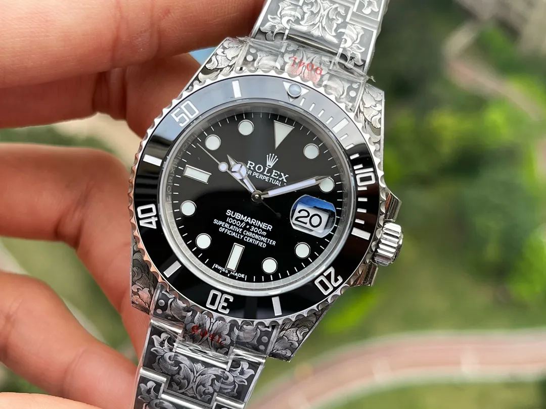 玩到极致是一种什么样的体验？劳力士经典水鬼与手工雕金工艺相结合，多少玩家梦寐以求的手表纹身，今天！它来了。整表采用904L精钢材质，搭载V13 3135机芯，持续动能72小时。蓝宝石镜面加（翠绿 亮黑）陶瓷圈点缀白金刻度。所有配件可原厂互换。整表手工雕刻唐草为主的精美图案，精致立体，鬼斧神工。产量极少