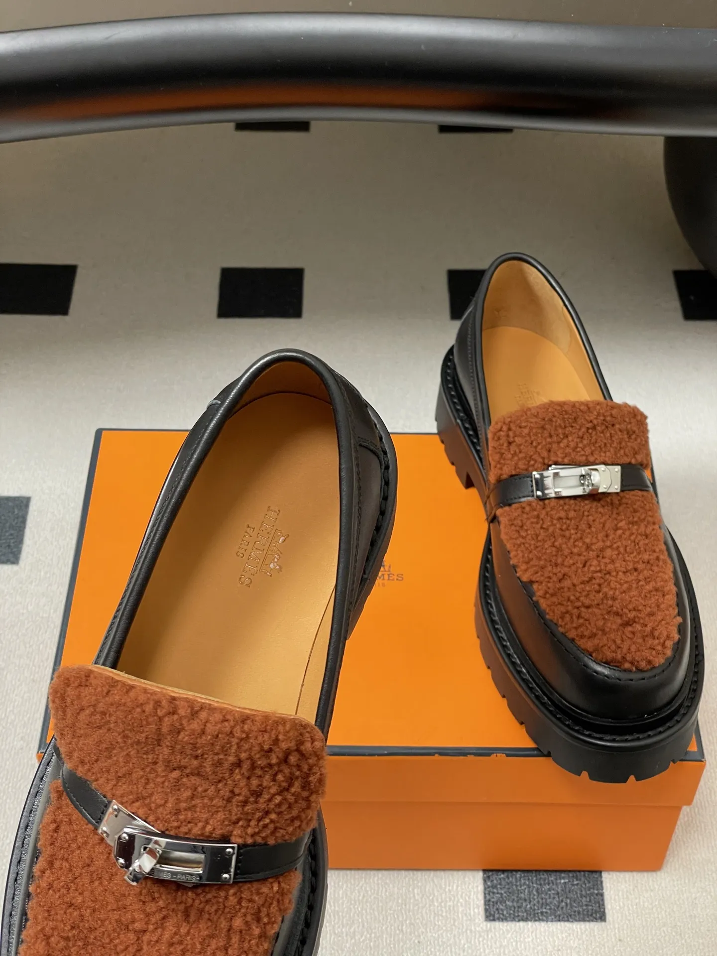 p400-顶级品质 Hermes 爱马仕🐎 H家Icone乐福鞋系列 经典Kelly扣厚底乐福鞋羊毛增高小皮鞋 小牛皮和羊毛皮乐福鞋,搭配功能性Kelly鞋扣和轻盈凹槽鞋底。打造时尚都市造型。 鞋面:定制小牛皮 内里垫脚:羊皮 鞋底:真皮沿条/组合橡胶大底 码数:35-39(40.41.42定做不退换)