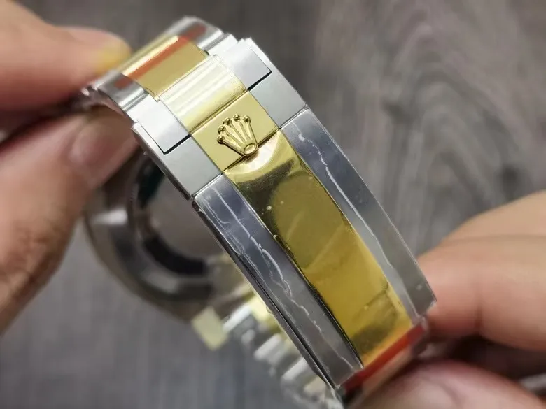 JVS Factory ‼️‼️‼️43mm单黄小鬼王 劳力士单红小鬼王间金单黄小鬼王强势来袭!面盘6点位的SWISS MADE字样中间增加皇冠标志,陶瓷圈口釆用铂金刻度与黄金刻度,原装一样的工艺,PVD真空纳米电镀技术耐用不易掉色,超神之作SEA红海使最强 表壳内外做工更细致,内影刻字与字体更加细腻,更加立体,表扣内侧细节处理更整洁细腻,搭载3235一体机芯,防水300米!请认准出货均配JVS专用包装袋!