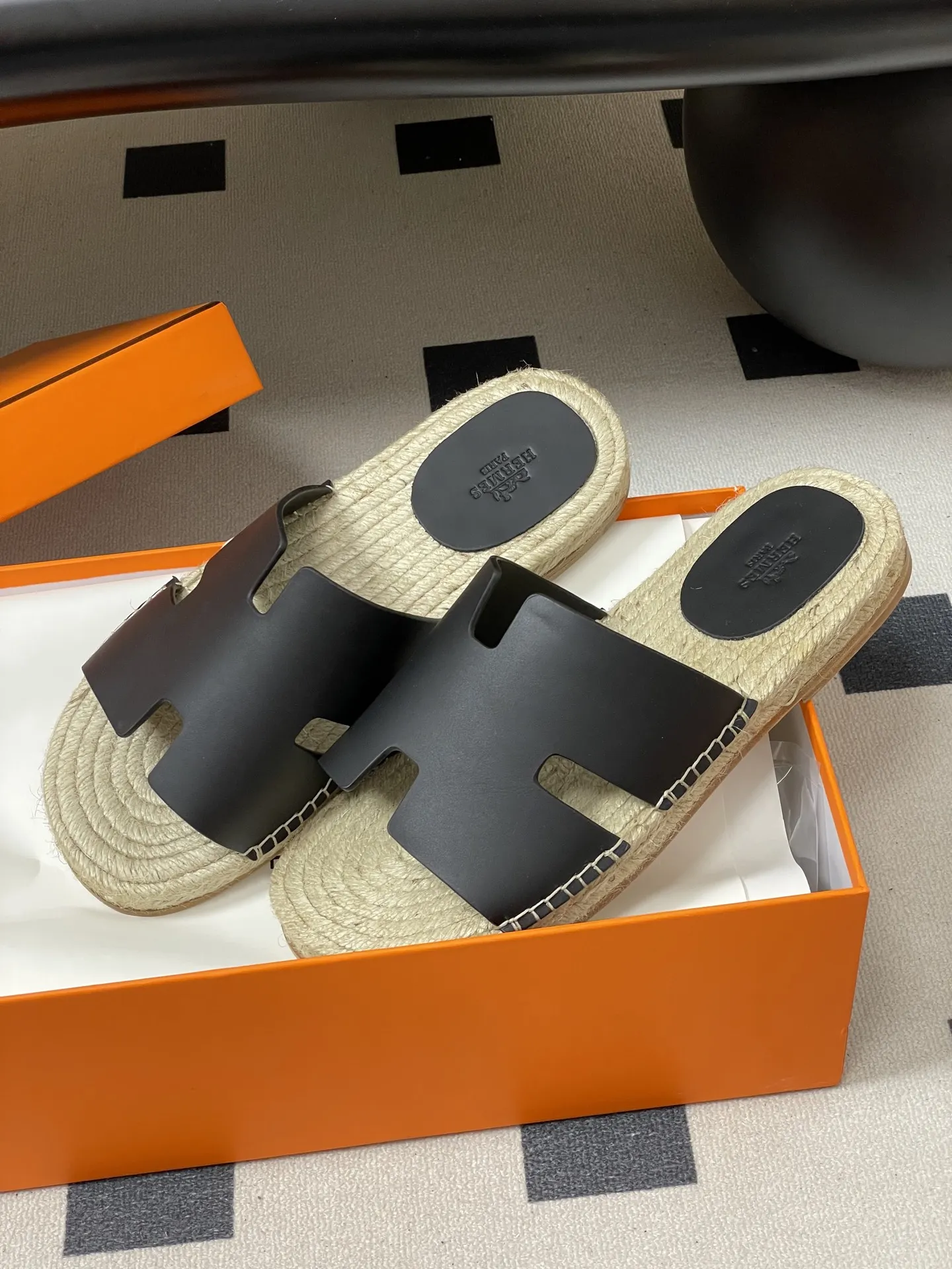 p290- Hermes 爱马仕🐎 H家 Antigua草编凉拖鞋系列经典款男士拖鞋 经典H型麻绳草编底凉拖鞋情侣款休闲懒人鞋H拖 经典“H”型鞋面。打造时尚造型,可谓夏日良伴。时尚又百搭 超级舒服 每个细节都做到极致。设计简约流畅,打造时尚柔美的晚装造型。 鞋面:定制牛皮/牛反绒 手工编织草编中底 鞋底:意大利真皮大底 码数:女35-39(40.41定做不退换) 男39-44(38.45定做不退换)