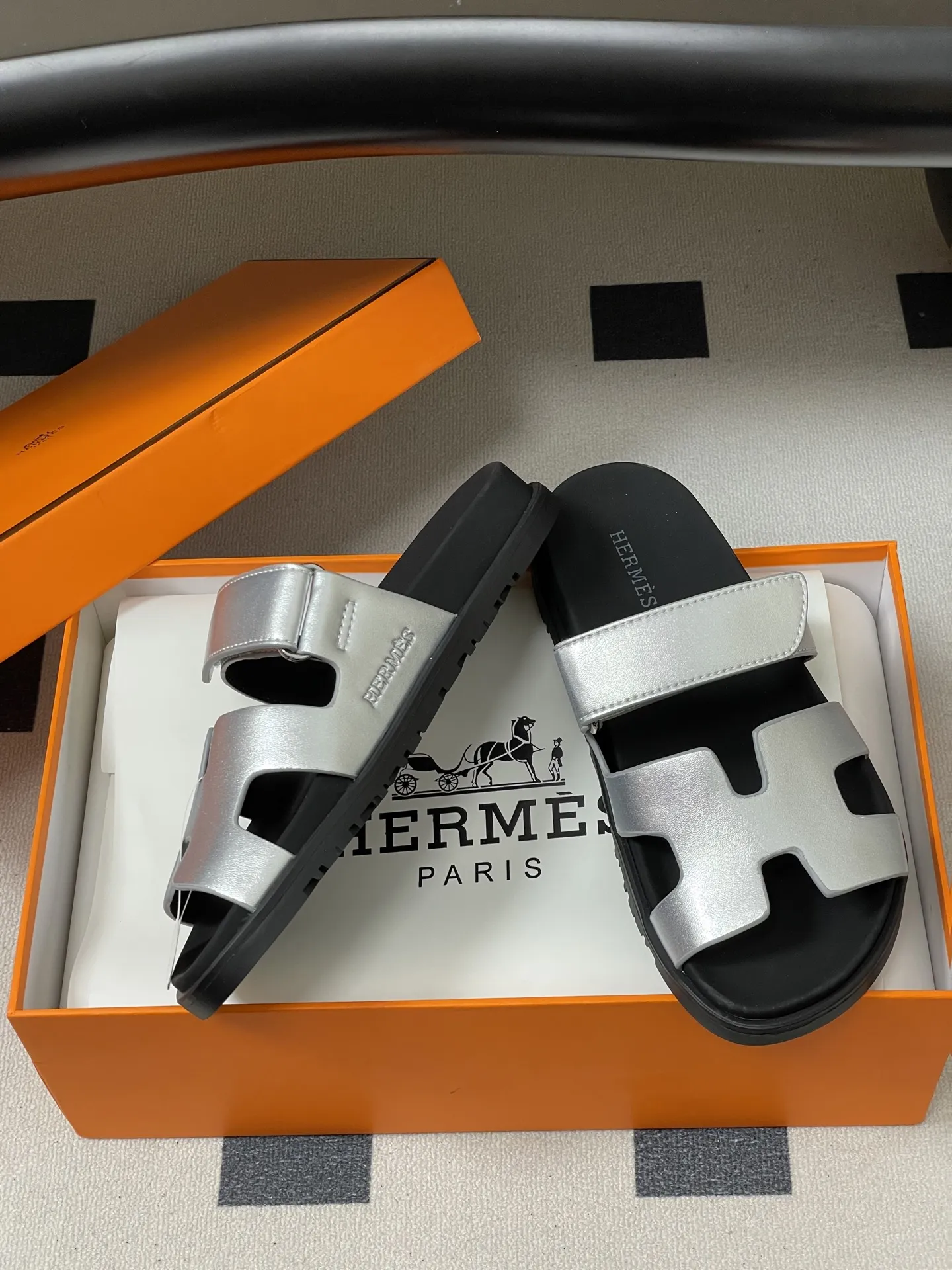 p240-男码➕10 Hermes 爱马仕🐎 H家 Cheryp 经典款二舅拖鞋H型魔术贴平底二舅凉拖鞋情侣款休闲懒人鞋🆕新配色 各色真皮裁切几何H型，设计鞋面，散发优雅魅力。真皮机能凉鞋，搭配人体工学橡胶鞋底和可调节袢带。设计简约流畅，打造舒适休闲造型。 鞋面：牛皮/细腻羊猄皮 鞋底：原版开模TPU防滑大底 码数：女35-39（40.41定做不退换） 男39-44（38.45定做不退换）