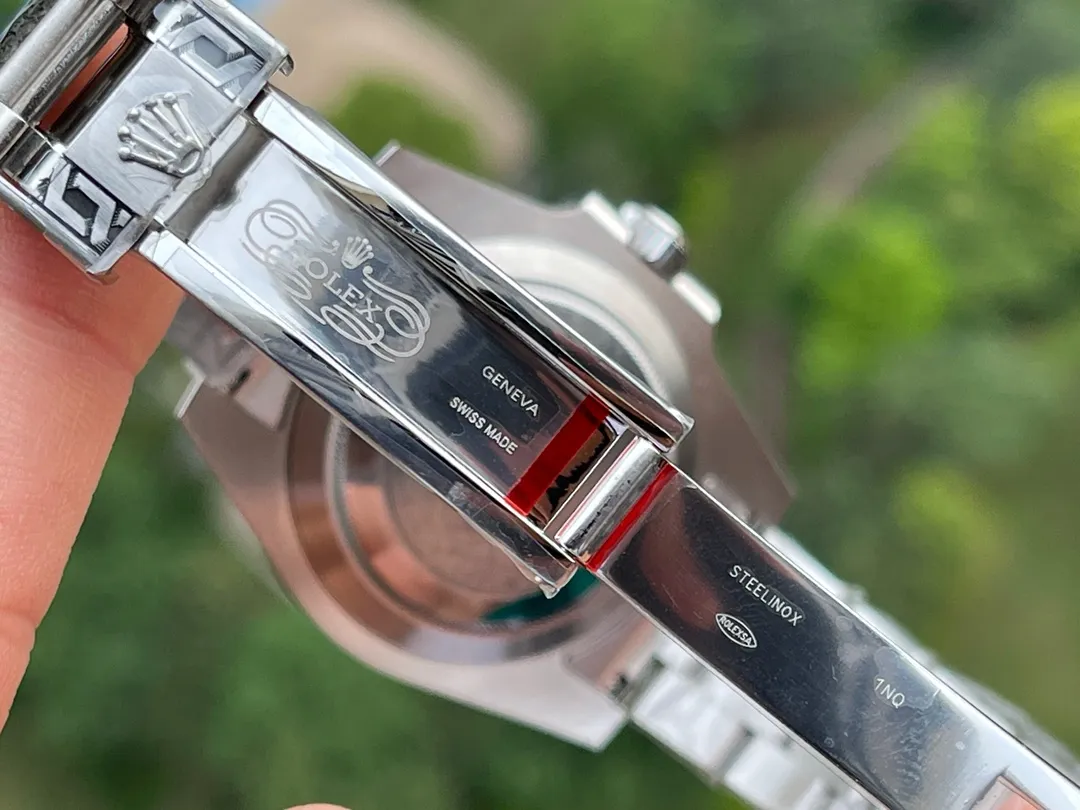 玩到极致是一种什么样的体验？劳力士经典水鬼与手工雕金工艺相结合，多少玩家梦寐以求的手表纹身，今天！它来了。整表采用904L精钢材质，搭载V13 3135机芯，持续动能72小时。蓝宝石镜面加（翠绿 亮黑）陶瓷圈点缀白金刻度。所有配件可原厂互换。整表手工雕刻唐草为主的精美图案，精致立体，鬼斧神工。产量极少