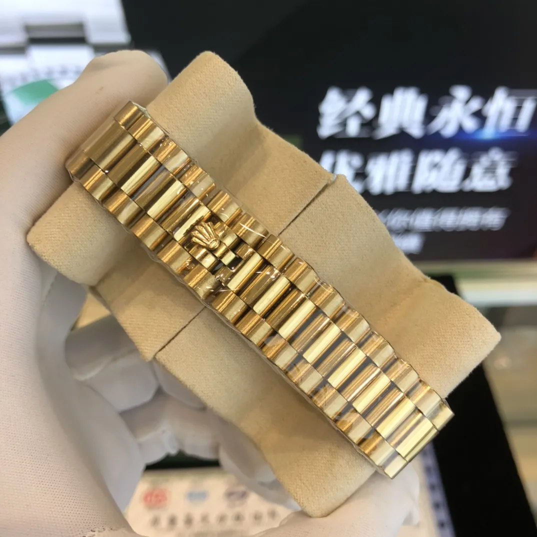 320💰 劳力士Rolex 日志系列双历腕表 采用全自动机械机芯 【表壳直径41mm 厚10mm与原装同步】有人钟情其精确,有人欣赏其典雅,有人喜爱其坚固,至尊名表劳力士(Rolex),品质精良,工艺精湛,糅合尊贵、典雅和独特气质于一身,位列世界手表业之翘楚,被称为“精确”的代名词!专注品质,不忘初衷! 实物无P图拍摄效果!鉴赏精准细节精湛,演绎出奢华与精致的品牌精神,欢迎转载。