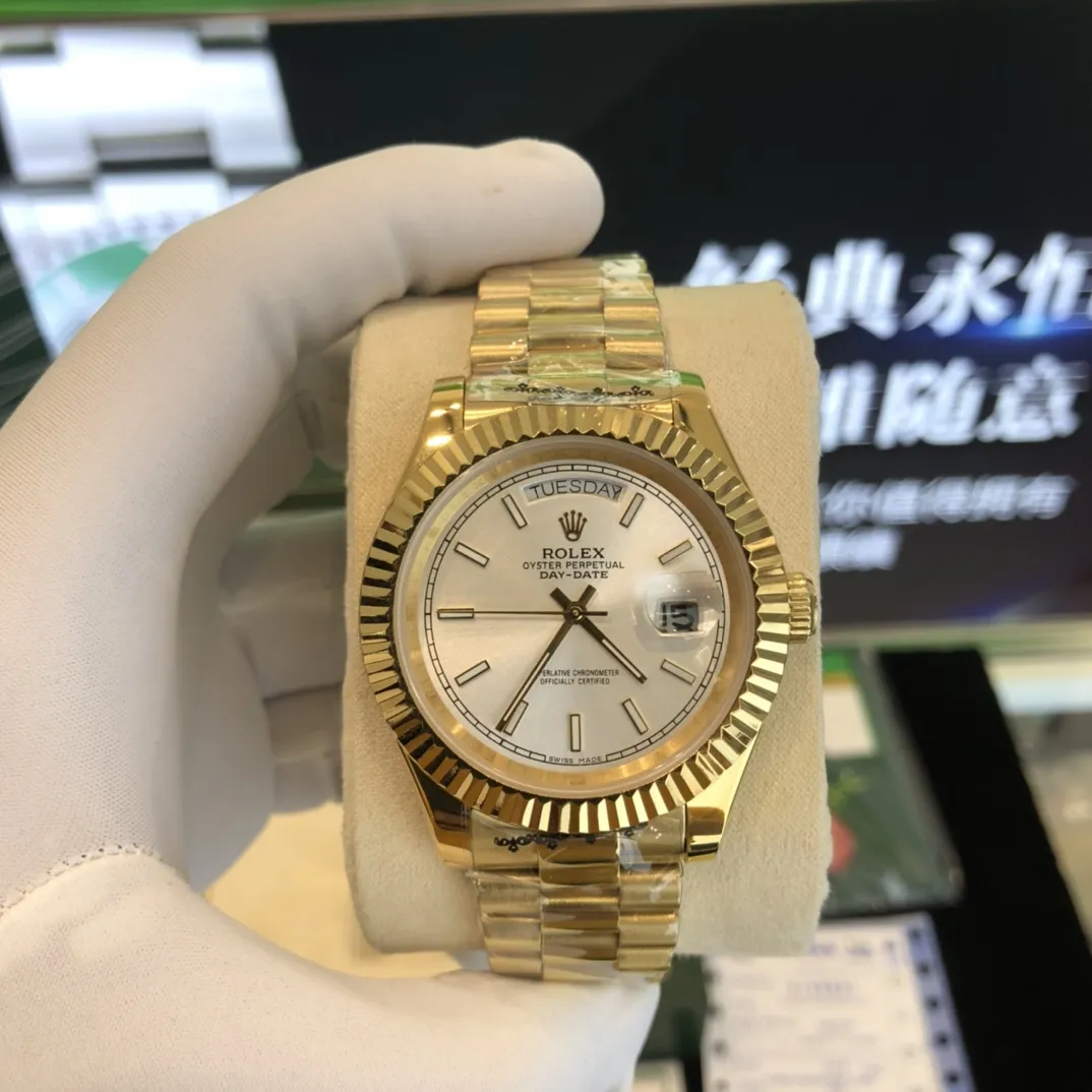 320💰 劳力士Rolex 日志系列双历腕表 采用全自动机械机芯 【表壳直径41mm 厚10mm与原装同步】有人钟情其精确，有人欣赏其典雅，有人喜爱其坚固，至尊名表劳力士（Rolex），品质精良，工艺精湛，糅合尊贵、典雅和独特气质于一身，位列世界手表业之翘楚，被称为&ldquo;精确&rdquo;的代名词！专注品质，不忘初衷！ 实物无P图拍摄效果！