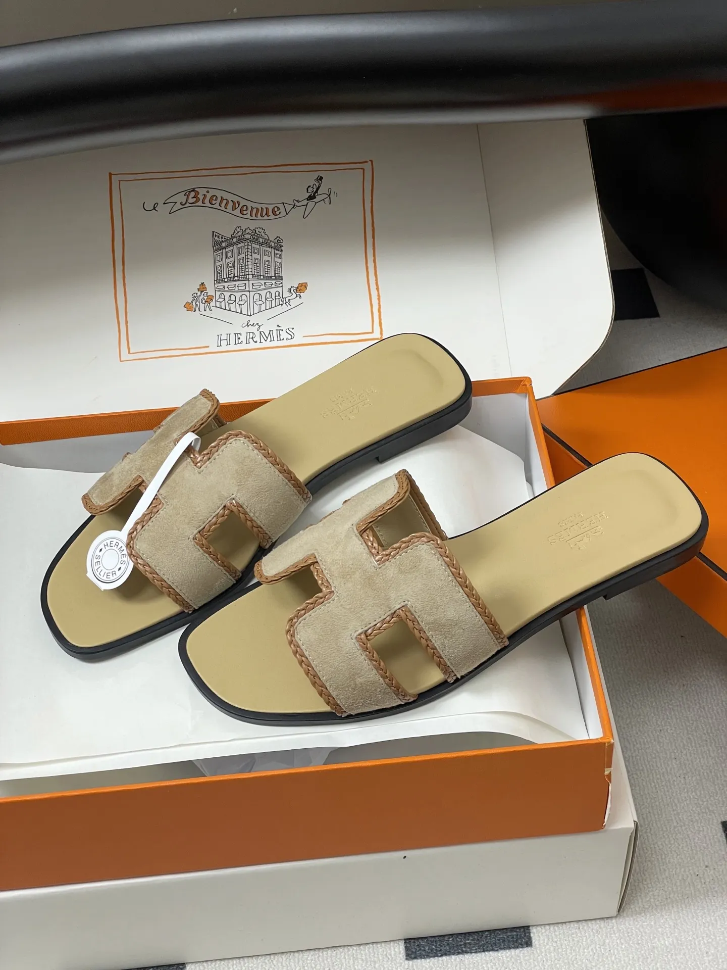 p320-顶级品质(配高档飞机盒✈️/丝巾) Hermes 爱马仕🐎 Oran凉鞋编织麂皮系列 2026H家最新版面 经典H编织绒面H鞋面凉拖鞋 编织麂皮山羊皮凉鞋,经典“H”型鞋面 打造时尚造型,可谓夏日良伴。 时尚又百搭 搭配H鞋面 超级舒服 每个细节都做到极致。设计简约流畅,打造时尚柔美的晚装造型。 鞋面:定制麂皮/手工编织 内里垫脚:羊皮 鞋底:意大利A级真皮大底 码数:35-39(34.40.41.42.43定做不退换)