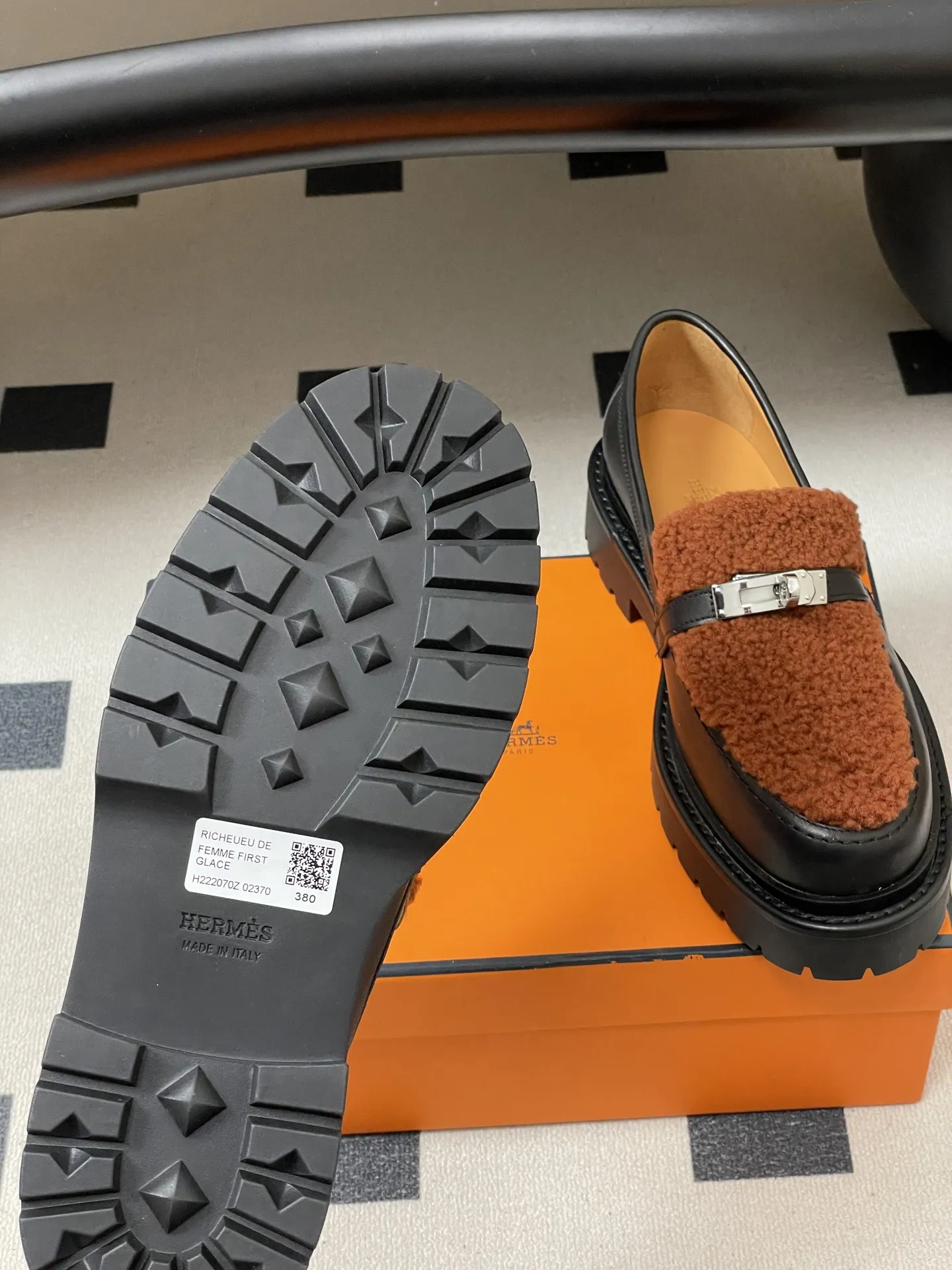 p400-顶级品质 Hermes 爱马仕🐎 H家Icone乐福鞋系列 经典Kelly扣厚底乐福鞋羊毛增高小皮鞋 小牛皮和羊毛皮乐福鞋,搭配功能性Kelly鞋扣和轻盈凹槽鞋底。打造时尚都市造型。 鞋面:定制小牛皮 内里垫脚:羊皮 鞋底:真皮沿条/组合橡胶大底 码数:35-39(40.41.42定做不退换)