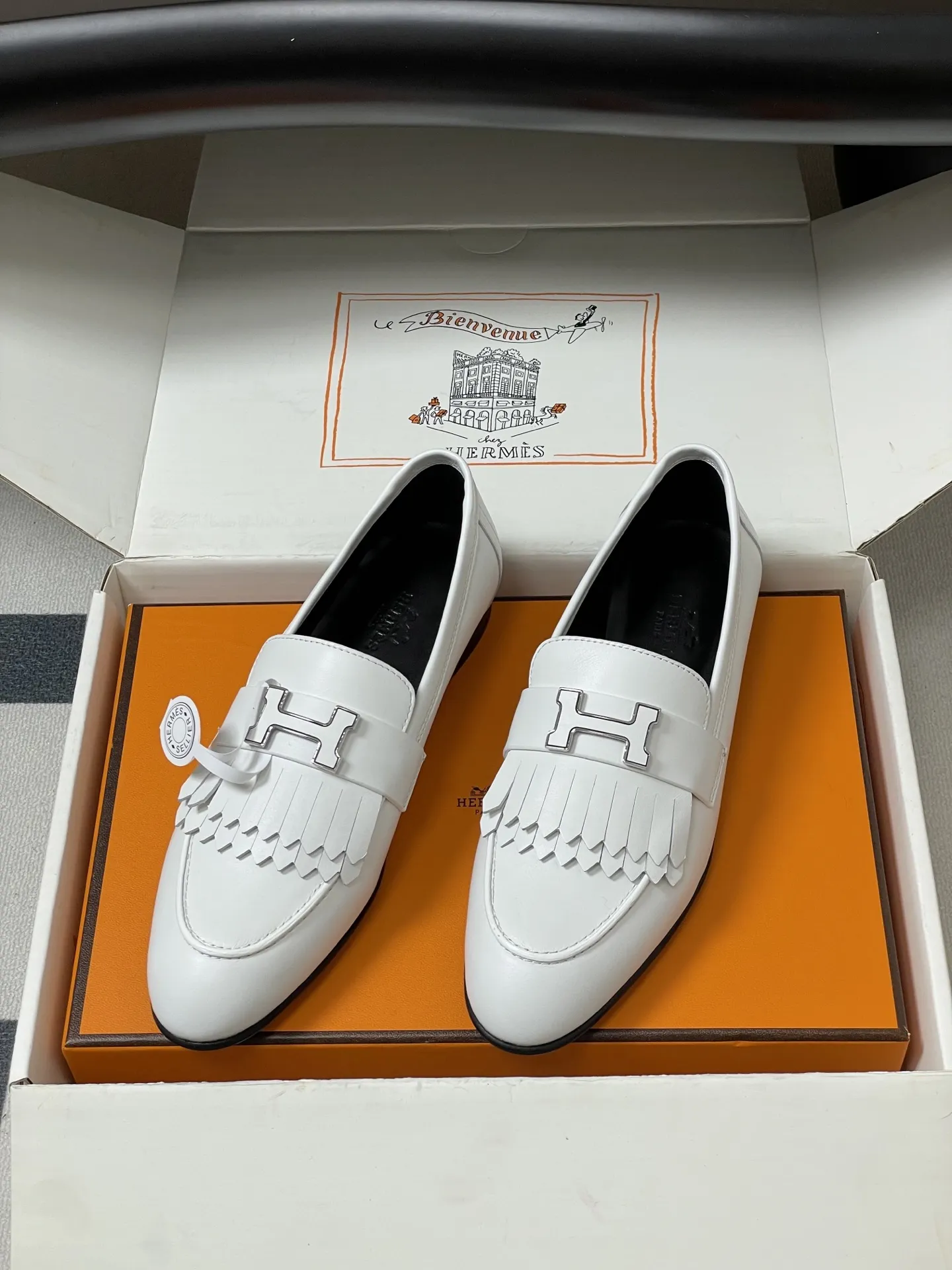 p390-顶级品质(配高档飞机盒✈️) Hermes 爱马仕🐎 H家 Paris/Poyal乐福鞋经典款系列 H字母金属扣乐福鞋一脚蹬单鞋 平底流苏乐福鞋 小牛皮乐福鞋,饰有标志性“H”细节。打造时尚造型。 鞋面:定制小牛皮 内里垫脚:羊皮 鞋底:意大利A级真皮大底(注塑前掌) 码数:35-39(40.41.42定做不退换)