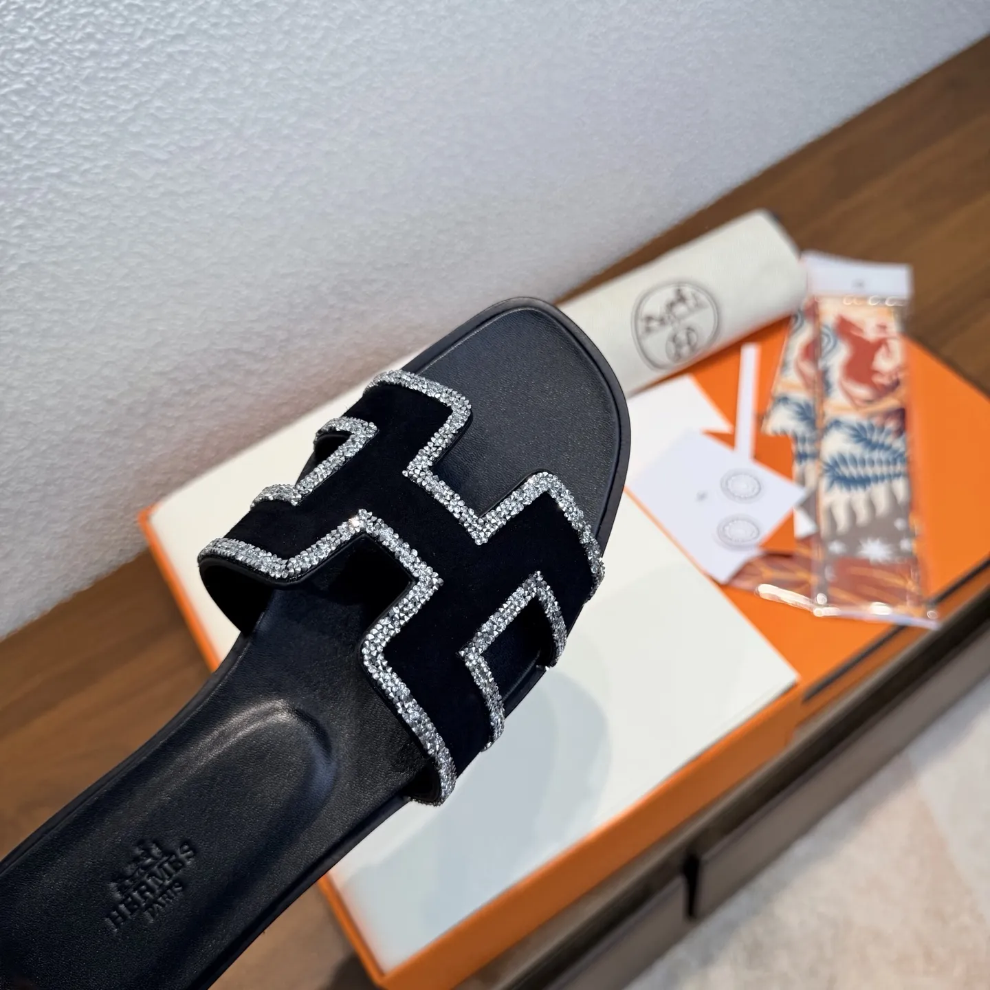 出厂价:260 【随机赠送丝巾】 品牌💗:HERMES 颜色💗:经典全色系 编号💗:H8018-35 跟高💗:1cm 码数💗:35-40全码 (34.42.42订做不退不换) 鞋面材质💗:麂皮➕镶边钻 鞋底材质💗:真皮大底👑👑👑全透染 HERMES爱马仕,有历史的代表作品,Oran永恒经典款H凉拖,居家出行两不误,上脚颜值超高💃🏻💃🏻💃🏻 上脚非常舒服大方,大牌名明最爱的奢侈品,H系列拖鞋。 高档华丽的完美结合一体,为你展现出高贵不凡的人生魅力;配上特殊渠道定制丝巾,拖鞋摇身一变度假风十足,必须人手一双哦💗🌹