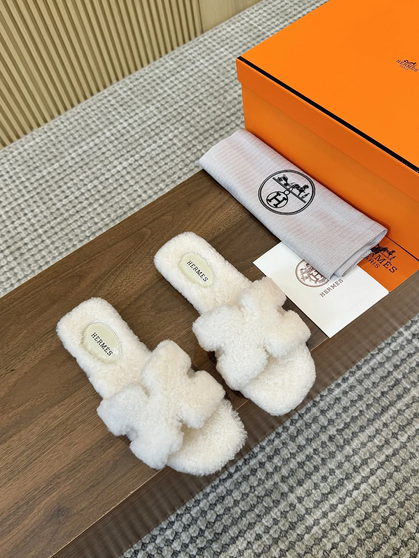 💰P190𝐇𝐄𝐑𝐌𝐄𝐒 爱马仕皮毛一体卷糕毛H拖 今年面料均选用A+皮毛一体卷糕毛 毛茸茸的 超可爱的,踩云脚感,光脚或者搭配个袜子穿,都时髦的不行哦 鞋底是橡胶仿真皮大底(可订做真皮大底) Size:女码35-41