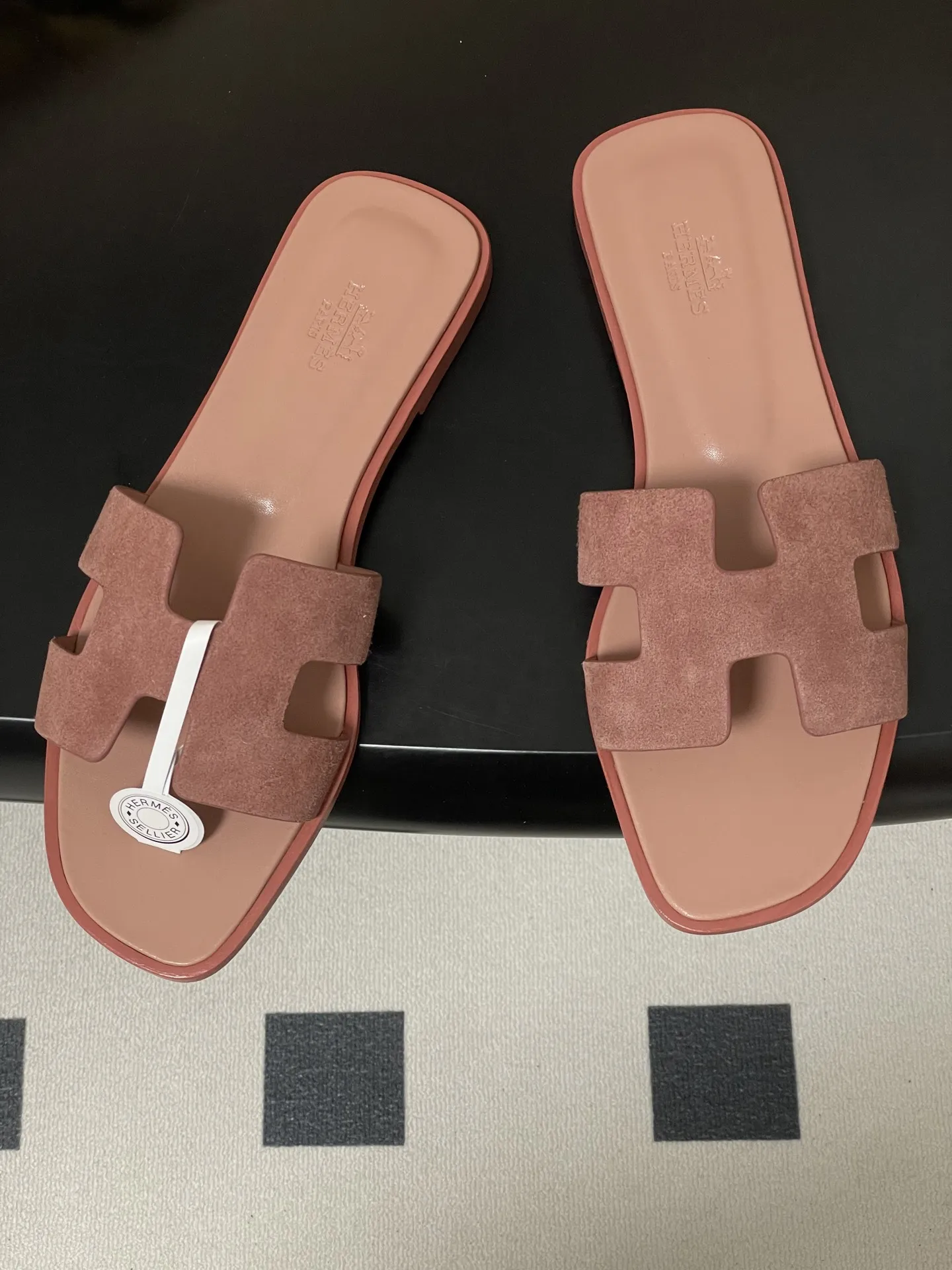 p280-顶级品质(配高档飞机盒✈️/丝巾) Hermes 爱马仕🐎 H家Oran万年经典款‘H’拖鞋 经典百搭的H拖鞋 🆕夏日多巴胺糖果彩色麂皮绒面平底凉拖鞋 经典“H”型鞋面。打造时尚造型,可谓夏日良伴。时尚又百搭 超级舒服 每个细节都做到极致。设计简约流畅,打造时尚柔美的晚装造型。 鞋面:定制羊猄皮 内里垫脚:小羊皮 鞋底:意大利A级双层真皮大底 码数:35-39(34.40.41.42.43定做不退换)