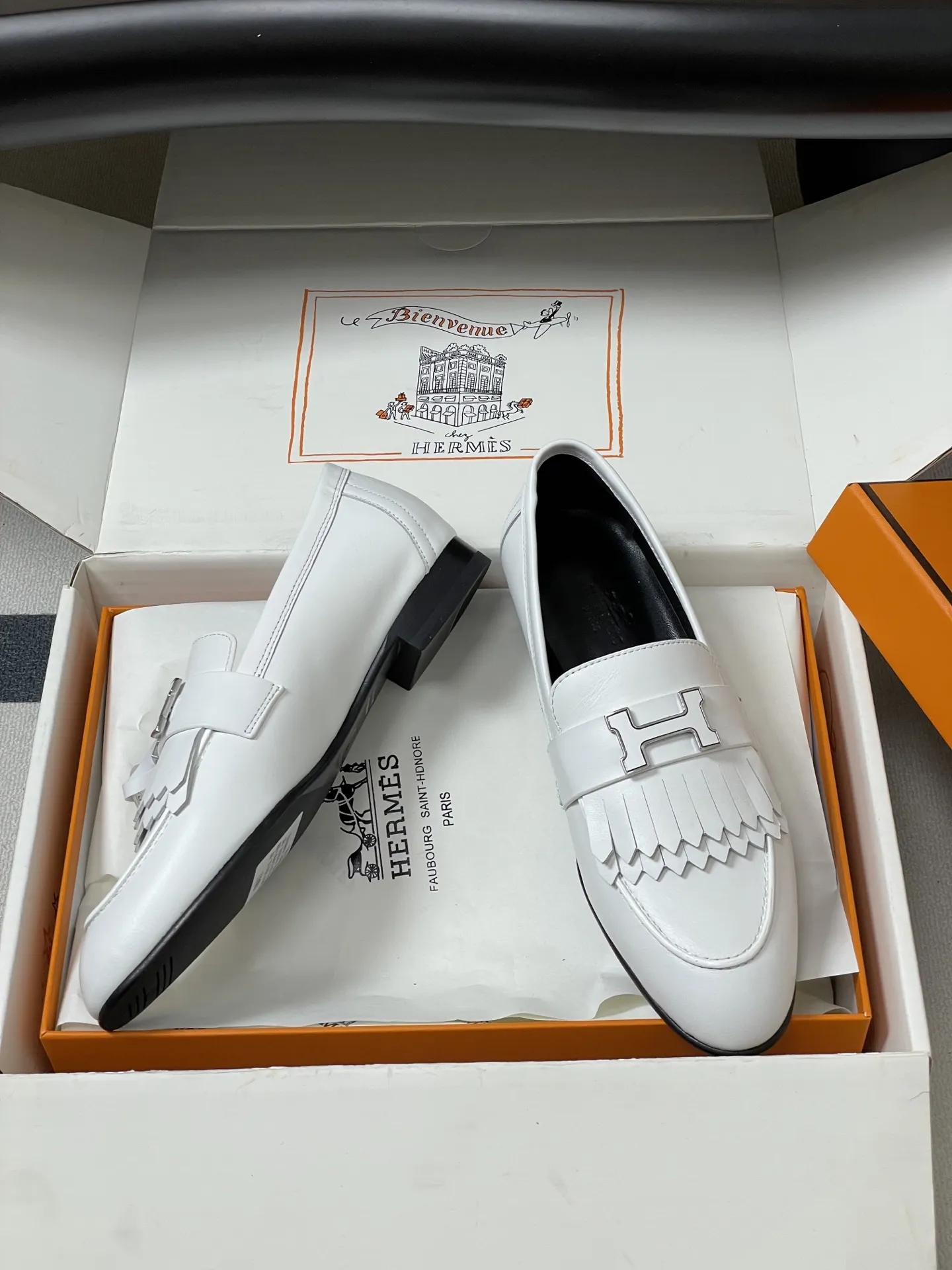 p390-顶级品质（配高档飞机盒✈️） Hermes 爱马仕🐎 H家 Paris/Poyal乐福鞋经典款系列 H字母金属扣乐福鞋一脚蹬单鞋 平底流苏乐福鞋 小牛皮乐福鞋，饰有标志性&ldquo;H&rdquo;细节。打造时尚造型。 鞋面：定制小牛皮 内里垫脚：羊皮 鞋底：意大利A级真皮大底（注塑前掌） 码数：35-39（40.41.42定做不退换）