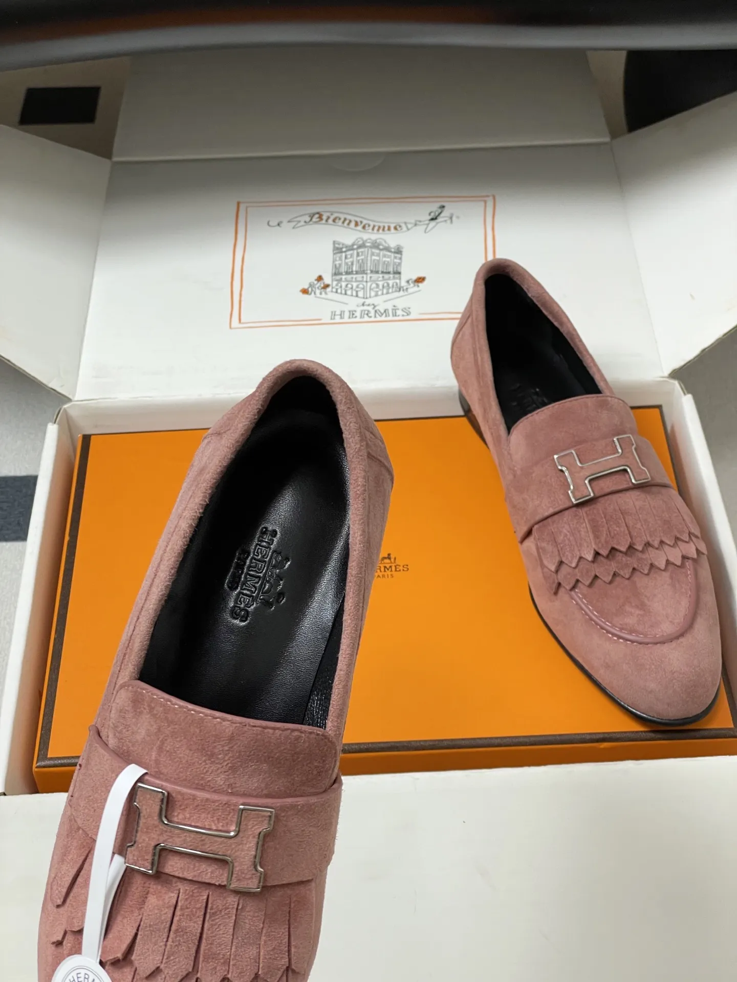 p390-顶级品质（配高档飞机盒✈️） Hermes 爱马仕🐎 H家 Paris/Poyal乐福鞋经典款系列 H字母金属扣乐福鞋一脚蹬单鞋 平底流苏乐福鞋 小牛皮乐福鞋，饰有标志性&ldquo;H&rdquo;细节。打造时尚造型。 鞋面：定制小牛皮 内里垫脚：羊皮 鞋底：意大利A级真皮大底（注塑前掌） 码数：35-39（40.41.42定做不退换）