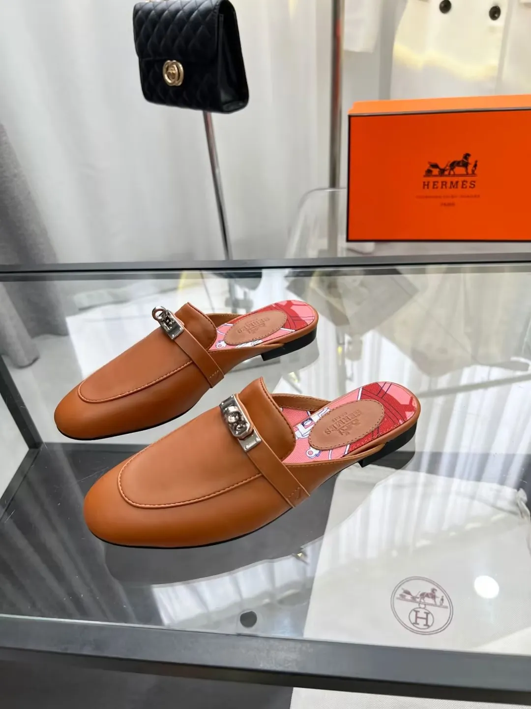 P180 Hermes 爱马仕经典款正品开模定制 五金纯钢五金,最强真空5重 电镀18k白金工艺,永不掉色.. 真皮油边工艺面料:牛皮内里:羊皮‘’大底:橡胶大底码数:35~42