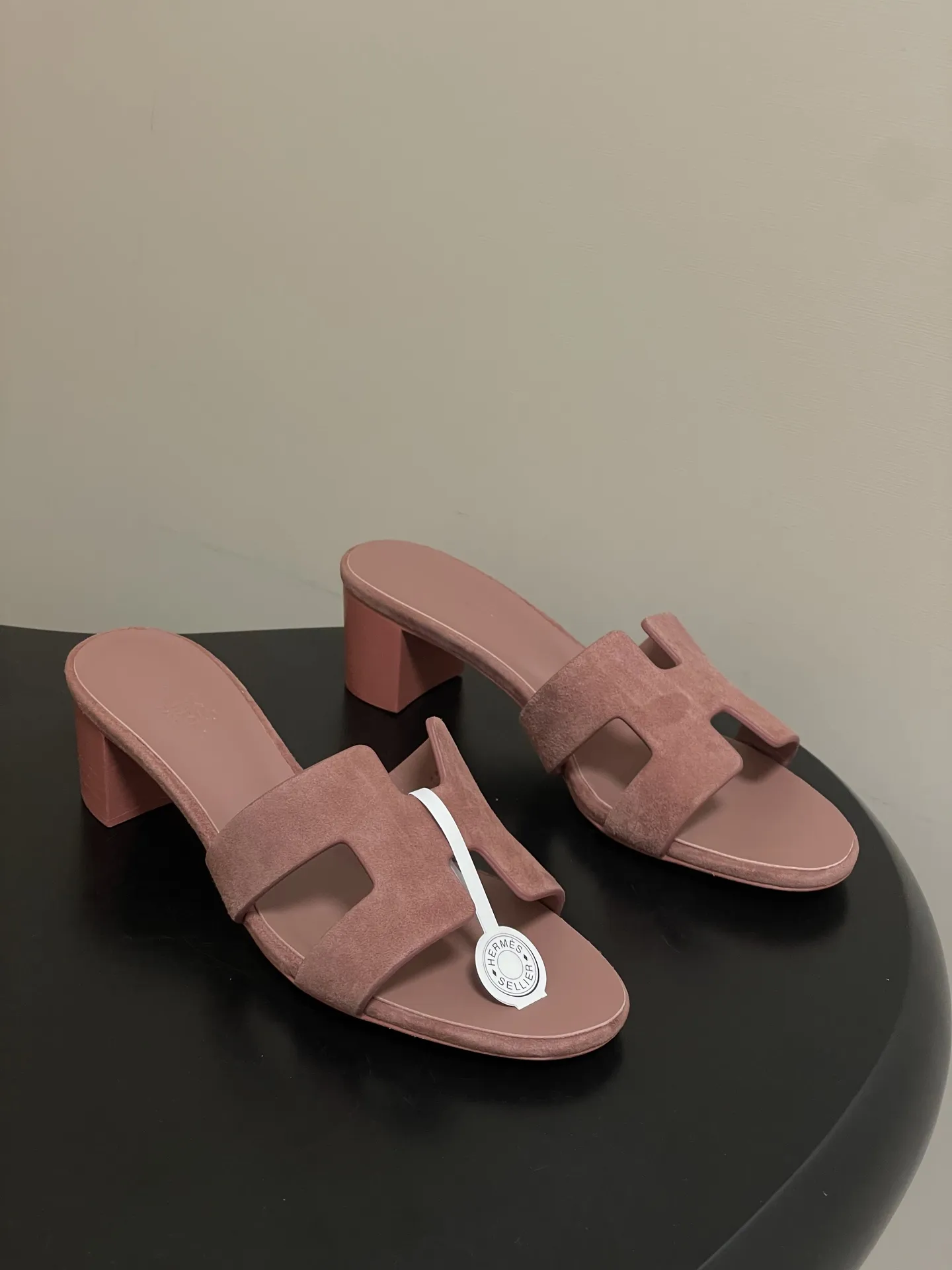 p290-顶级品质(配高档飞机盒✈️/丝巾) Hermes 爱马仕🐎 H家Oran万年经典款‘H’拖鞋 经典百搭的H拖鞋 🆕夏日多巴胺糖果彩色麂皮绒面粗跟拖鞋 经典“H”型鞋面。打造时尚造型,可谓夏日良伴。时尚又百搭 超级舒服 每个细节都做到极致。设计简约流畅,打造时尚柔美的晚装造型。 鞋面:定制羊猄皮 内里垫脚:小羊皮 鞋底:意大利A级双层真皮大底 码数:35-39(34.40.41.42.43定做不退换)