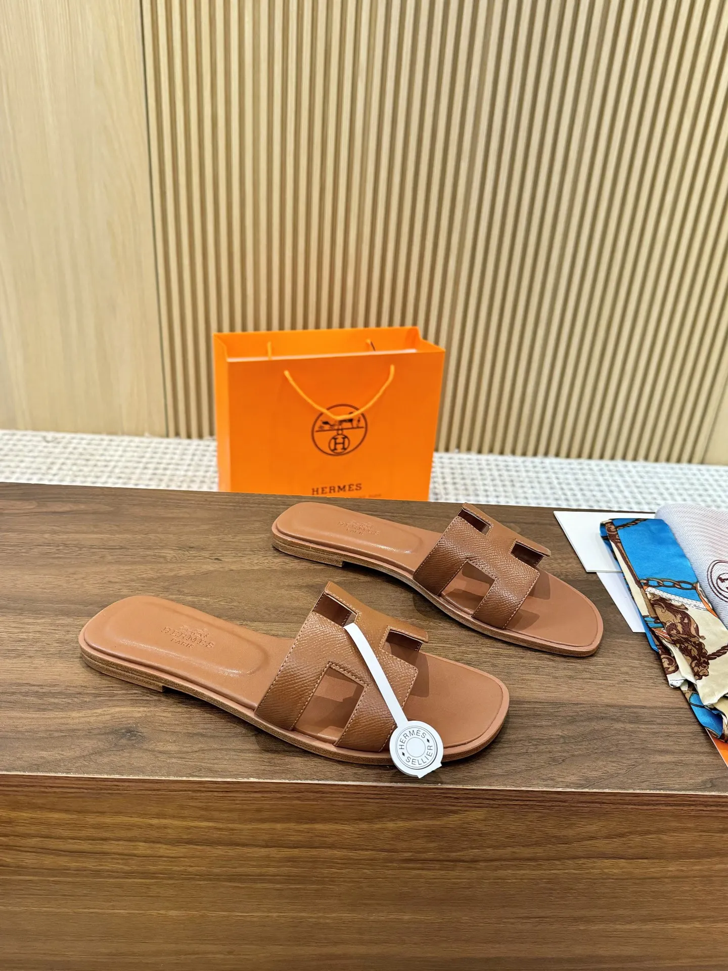 2025新款，（手掌🖐️纹全包工艺）全新改版（Herm&egrave;s） 包装升级，版型做工材料升级。 Hermes&reg;🔴市场最高版本纯手工鞋✨✨ 顶级产品爱马仕拖鞋🐎 新款高端时尚原版一样， 师傅纯手工打造 ！❥高端定制，行业最高版本⚠❥采用：Hermers鞋面：意大利进口牛皮+原版订制级粒面小牛皮垫脚+真皮大底（追求顶级行走舒适度）Hermes━━━━━ size：35-40（34.41.42定做不退换） P：真皮底210 P：橡胶底160