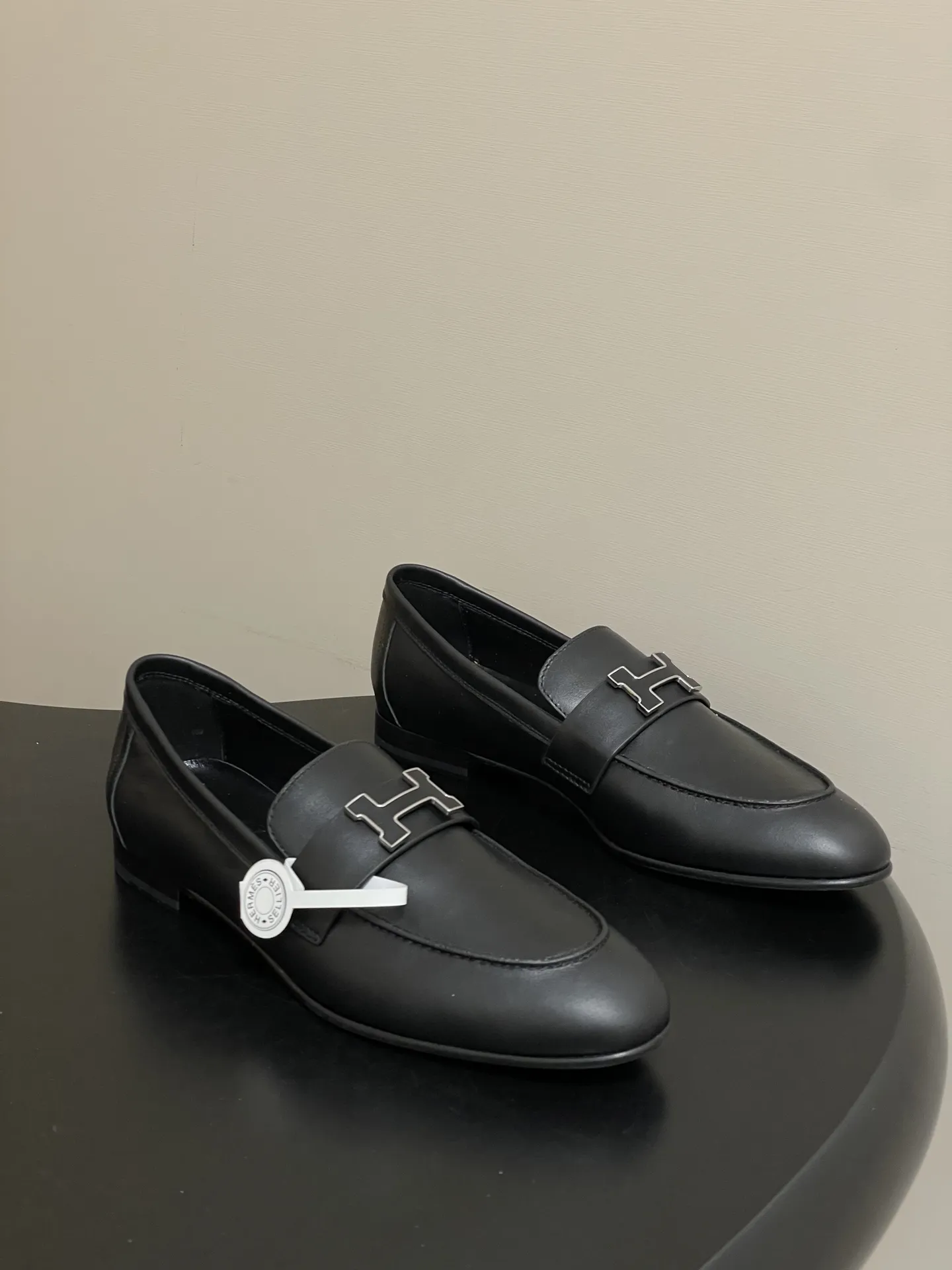 p390-顶级品质（配高档飞机盒✈️） Hermes 爱马仕🐎 H家 Paris/Poyal乐福鞋经典款系列 H字母金属扣乐福鞋一脚蹬单鞋 平底流苏乐福鞋 小牛皮乐福鞋，饰有标志性&ldquo;H&rdquo;细节。打造时尚造型。 鞋面：定制小牛皮 内里垫脚：羊皮 鞋底：意大利A级真皮大底（注塑前掌） 码数：35-39（40.41.42定做不退换）