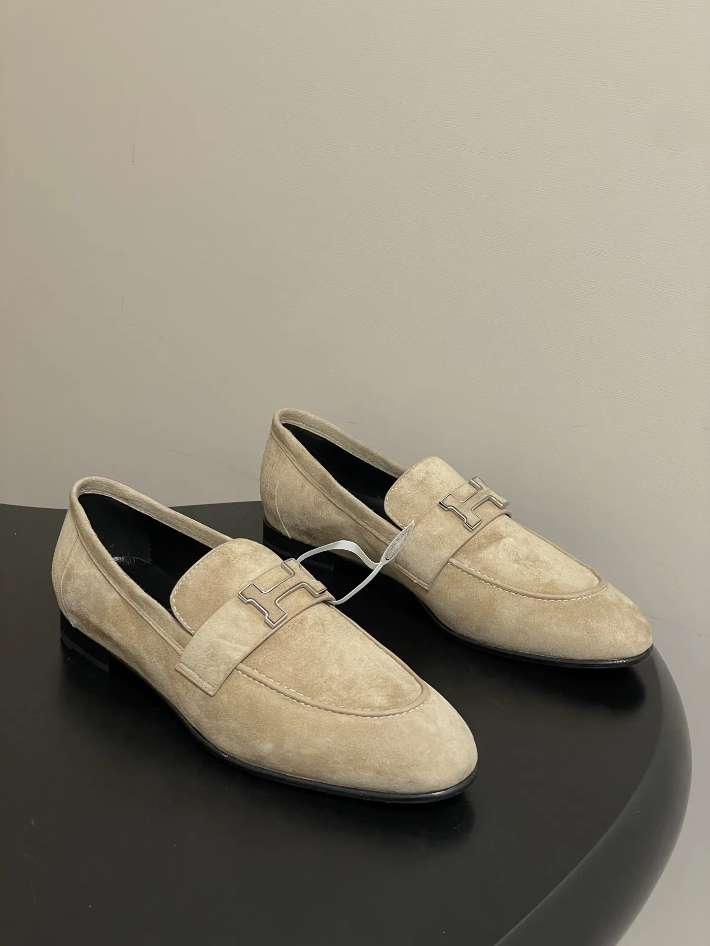 p390-顶级品质(配高档飞机盒✈️) Hermes 爱马仕🐎 H家 Paris/Poyal乐福鞋经典款系列 H字母金属扣乐福鞋一脚蹬单鞋 平底流苏乐福鞋 小牛皮乐福鞋,饰有标志性“H”细节。打造时尚造型。 鞋面:定制小牛皮 内里垫脚:羊皮 鞋底:意大利A级真皮大底(注塑前掌) 码数:35-39(40.41.42定做不退换)