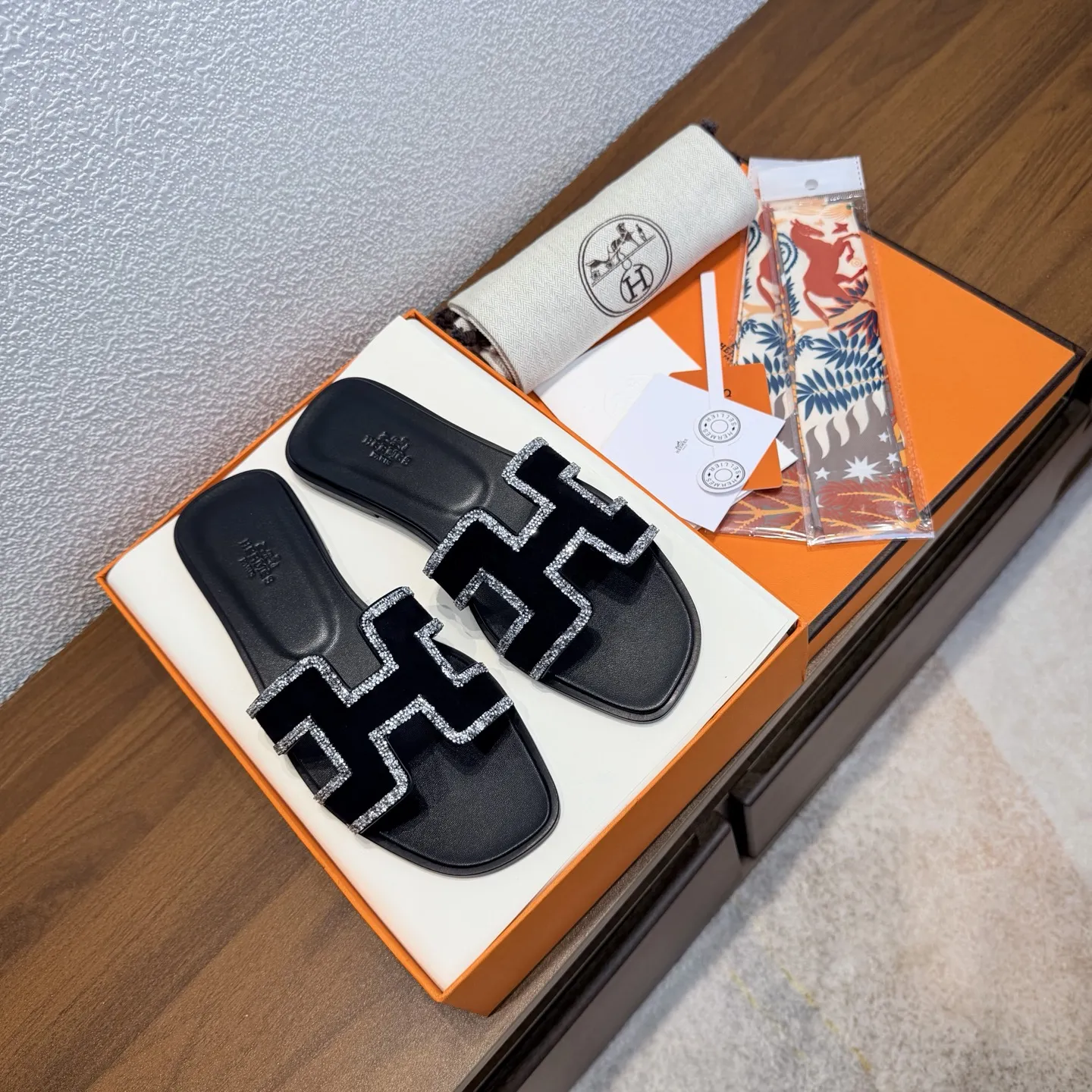 出厂价：260 【随机赠送丝巾】 品牌💗：HERMES 颜色💗:经典全色系 编号💗：H8018-35 跟高💗：1cm 码数💗：35-40全码 (34.42.42订做不退不换) 鞋面材质💗：麂皮➕镶边钻 鞋底材质💗：真皮大底👑👑👑全透染 HERMES爱马仕，有历史的代表作品，Oran永恒经典款H凉拖，居家出行两不误，上脚颜值超高💃🏻💃🏻💃🏻 上脚非常舒服大方，大牌名明最爱的奢侈品，H系列拖鞋。 高档华丽的完美结合一体,为你展现出高贵不凡的人生魅力；配上特殊渠道定制丝巾，拖鞋摇身一变度假风十足，必须人手一双哦💗🌹