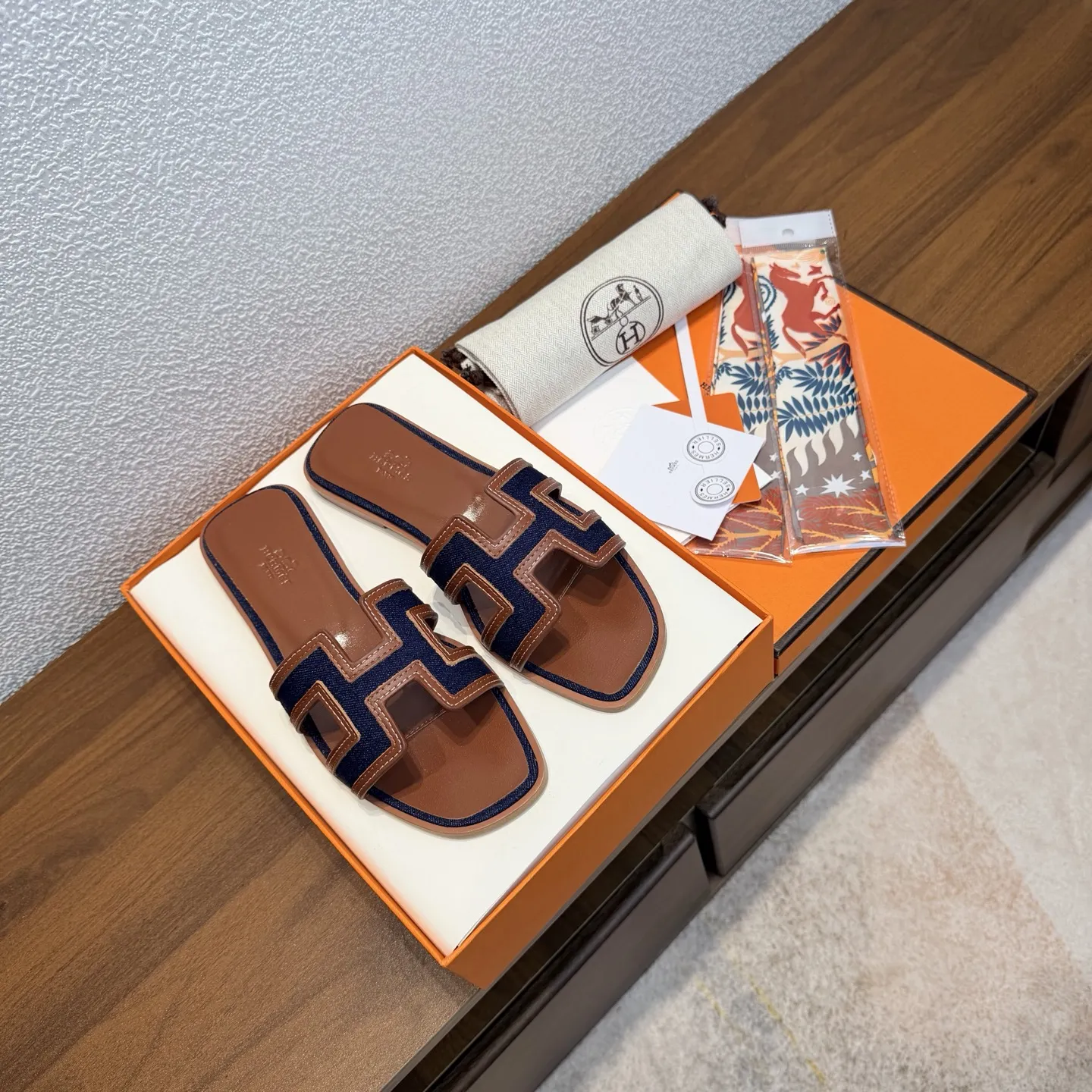 出厂价:250 【随机赠送丝巾】 品牌💗:HERMES 颜色💗:经典全色系 编号💗:H8018-8 跟高💗:1cm 码数💗:35-40全码 (34.42.42订做不退不换) 鞋面材质💗:进口小牛皮➕牛仔布拼接鞋面 鞋底材质💗:真皮大底👑👑👑全透染 HERMES爱马仕,有历史的代表作品,永恒经典款Oasis凉拖,居家出行两不误,上脚颜值超高💃🏻💃🏻💃🏻 上脚非常舒服大方,大牌名明最爱的奢侈品,H系列拖鞋。 高档华丽的完美结合一体,为你展现出高贵不凡的人生魅力;配上特殊渠道定制丝巾,拖鞋摇身一变度假风十足,必须人手一双哦💗🌹