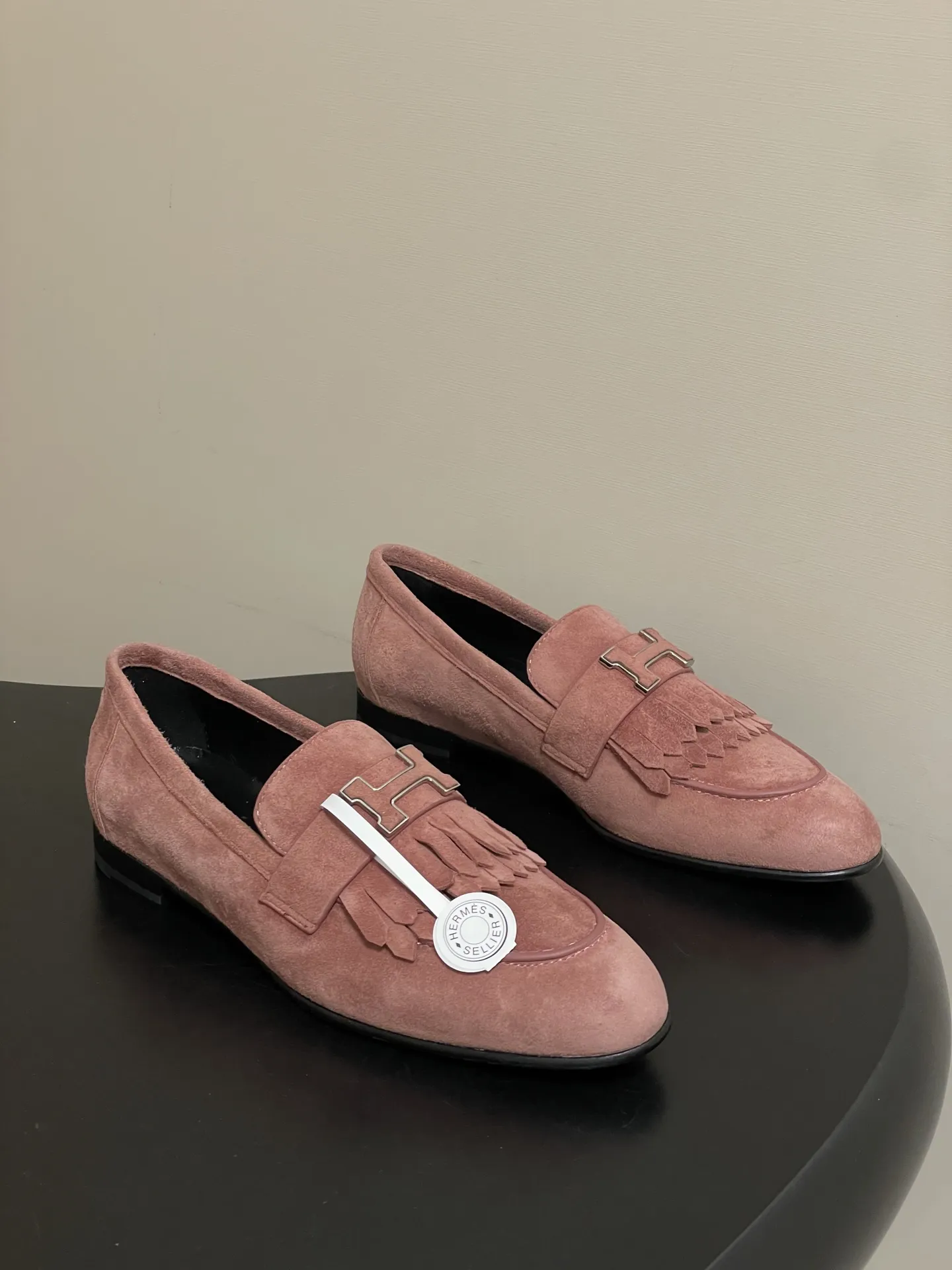 p390-顶级品质(配高档飞机盒✈️) Hermes 爱马仕🐎 H家 Paris/Poyal乐福鞋经典款系列 H字母金属扣乐福鞋一脚蹬单鞋 平底流苏乐福鞋 小牛皮乐福鞋,饰有标志性“H”细节。打造时尚造型。 鞋面:定制小牛皮 内里垫脚:羊皮 鞋底:意大利A级真皮大底(注塑前掌) 码数:35-39(40.41.42定做不退换)