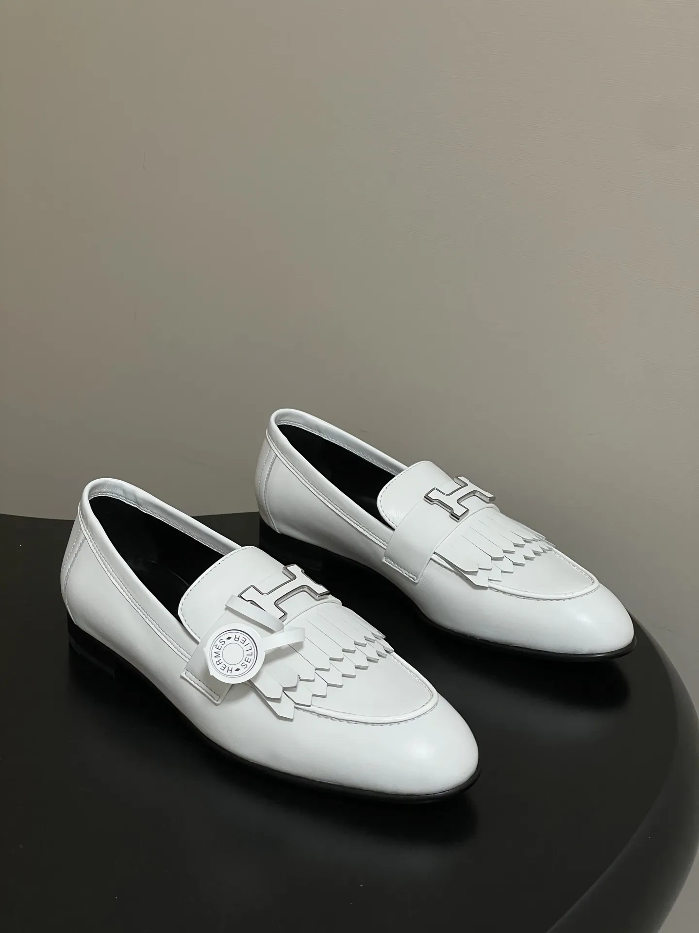 p390-顶级品质（配高档飞机盒✈️） Hermes 爱马仕🐎 H家 Paris/Poyal乐福鞋经典款系列 H字母金属扣乐福鞋一脚蹬单鞋 平底流苏乐福鞋 小牛皮乐福鞋，饰有标志性&ldquo;H&rdquo;细节。打造时尚造型。 鞋面：定制小牛皮 内里垫脚：羊皮 鞋底：意大利A级真皮大底（注塑前掌） 码数：35-39（40.41.42定做不退换）