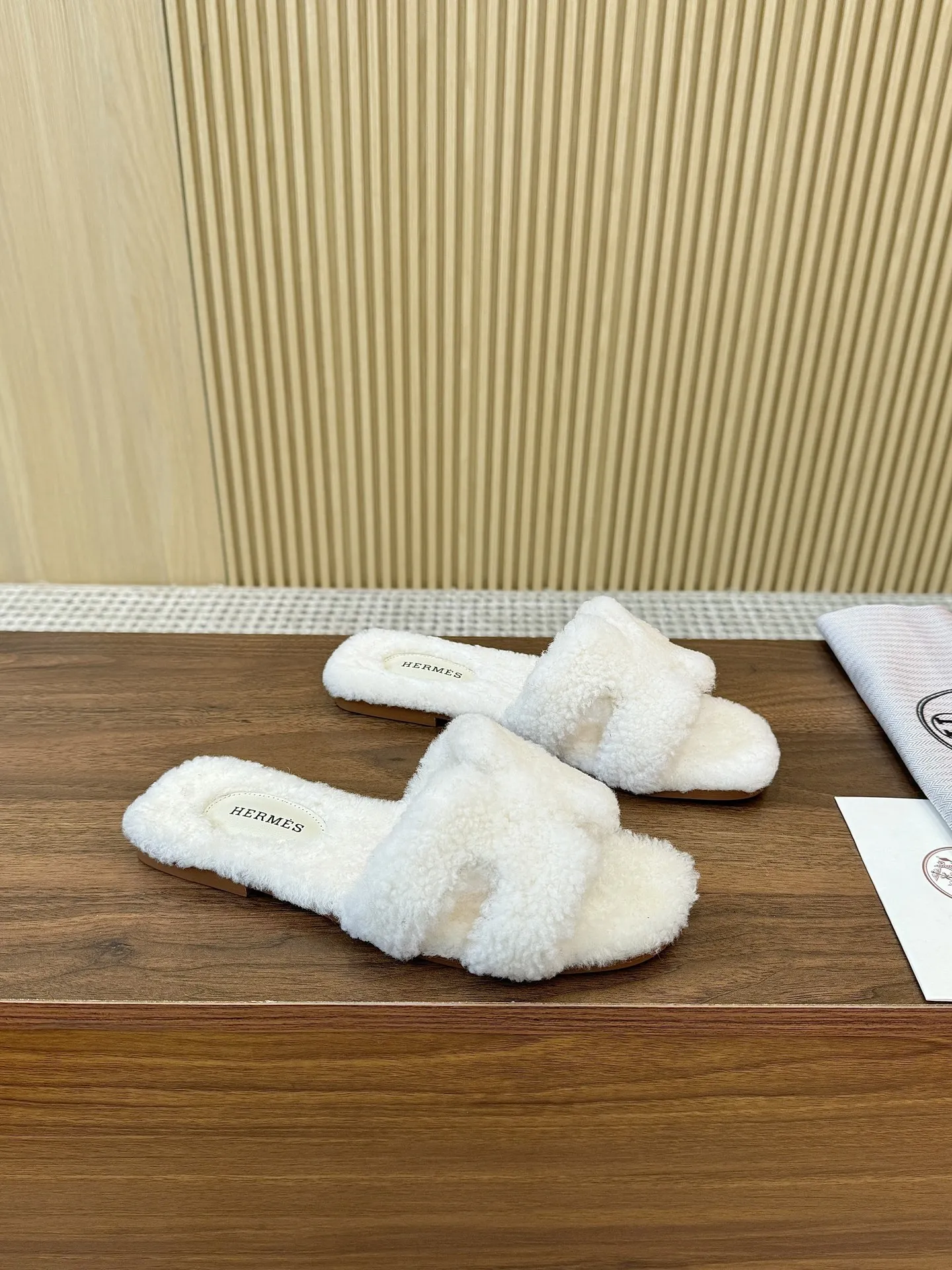 💰P190𝐇𝐄𝐑𝐌𝐄𝐒 爱马仕皮毛一体卷糕毛H拖 今年面料均选用A+皮毛一体卷糕毛 毛茸茸的 超可爱的，踩云脚感，光脚或者搭配个袜子穿，都时髦的不行哦 鞋底是橡胶仿真皮大底（可订做真皮大底） Size：女码35-41