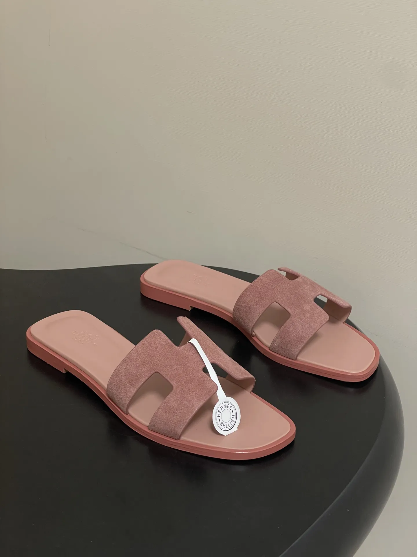 p280-顶级品质(配高档飞机盒✈️/丝巾) Hermes 爱马仕🐎 H家Oran万年经典款‘H’拖鞋 经典百搭的H拖鞋 🆕夏日多巴胺糖果彩色麂皮绒面平底凉拖鞋 经典“H”型鞋面。打造时尚造型,可谓夏日良伴。时尚又百搭 超级舒服 每个细节都做到极致。设计简约流畅,打造时尚柔美的晚装造型。 鞋面:定制羊猄皮 内里垫脚:小羊皮 鞋底:意大利A级双层真皮大底 码数:35-39(34.40.41.42.43定做不退换)