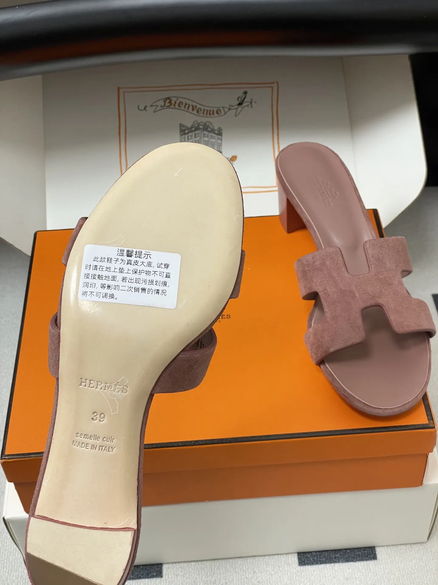 p290-顶级品质（配高档飞机盒✈️/丝巾） Hermes 爱马仕🐎 H家Oran万年经典款&lsquo;H&rsquo;拖鞋 经典百搭的H拖鞋 🆕夏日多巴胺糖果彩色麂皮绒面粗跟拖鞋 经典&ldquo;H&rdquo;型鞋面。打造时尚造型，可谓夏日良伴。时尚又百搭 超级舒服 每个细节都做到极致。设计简约流畅，打造时尚柔美的晚装造型。 鞋面：定制羊猄皮 内里垫脚：小羊皮 鞋底：意大利A级双层真皮大底 码数：35-39（34.40.41.42.43定做不退换）