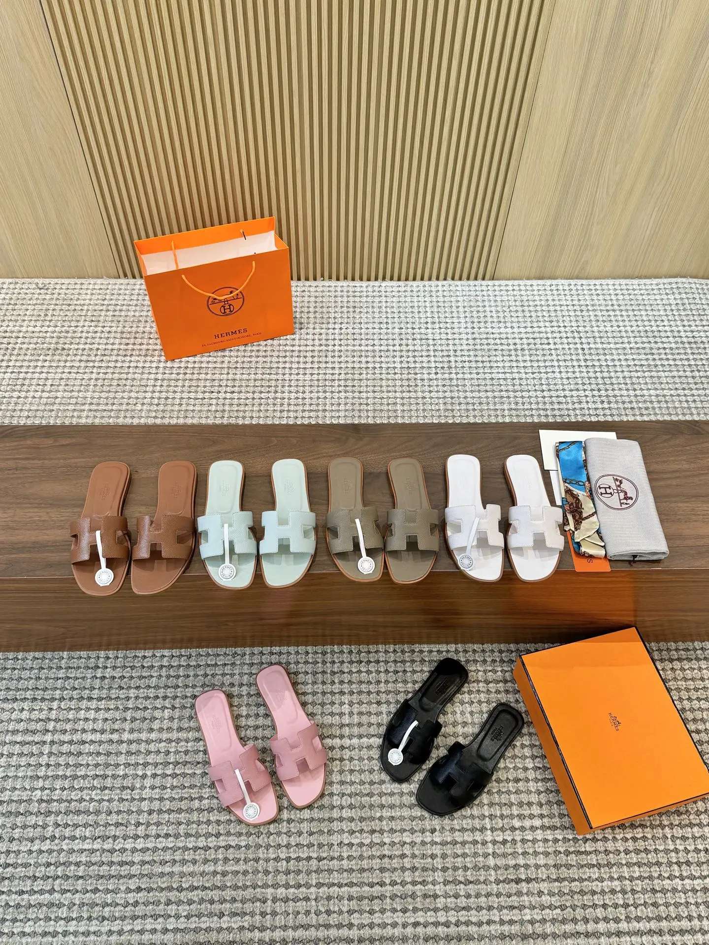 2025新款，（手掌🖐️纹全包工艺）全新改版（Herm&egrave;s） 包装升级，版型做工材料升级。 Hermes&reg;🔴市场最高版本纯手工鞋✨✨ 顶级产品爱马仕拖鞋🐎 新款高端时尚原版一样， 师傅纯手工打造 ！❥高端定制，行业最高版本⚠❥采用：Hermers鞋面：意大利进口牛皮+原版订制级粒面小牛皮垫脚+真皮大底（追求顶级行走舒适度）Hermes━━━━━ size：35-40（34.41.42定做不退换） P：真皮底210 P：橡胶底160