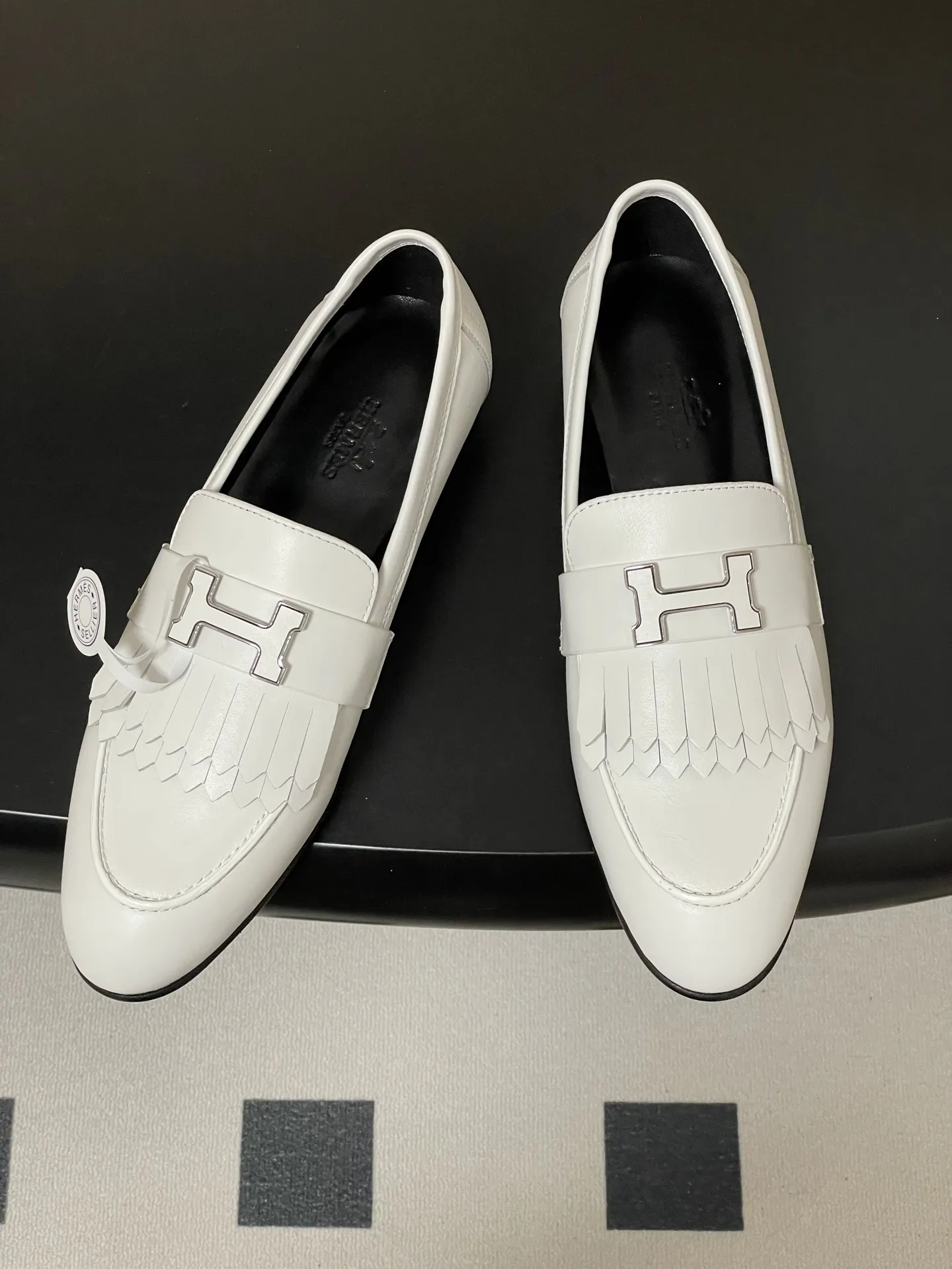 p390-顶级品质(配高档飞机盒✈️) Hermes 爱马仕🐎 H家 Paris/Poyal乐福鞋经典款系列 H字母金属扣乐福鞋一脚蹬单鞋 平底流苏乐福鞋 小牛皮乐福鞋,饰有标志性“H”细节。打造时尚造型。 鞋面:定制小牛皮 内里垫脚:羊皮 鞋底:意大利A级真皮大底(注塑前掌) 码数:35-39(40.41.42定做不退换)