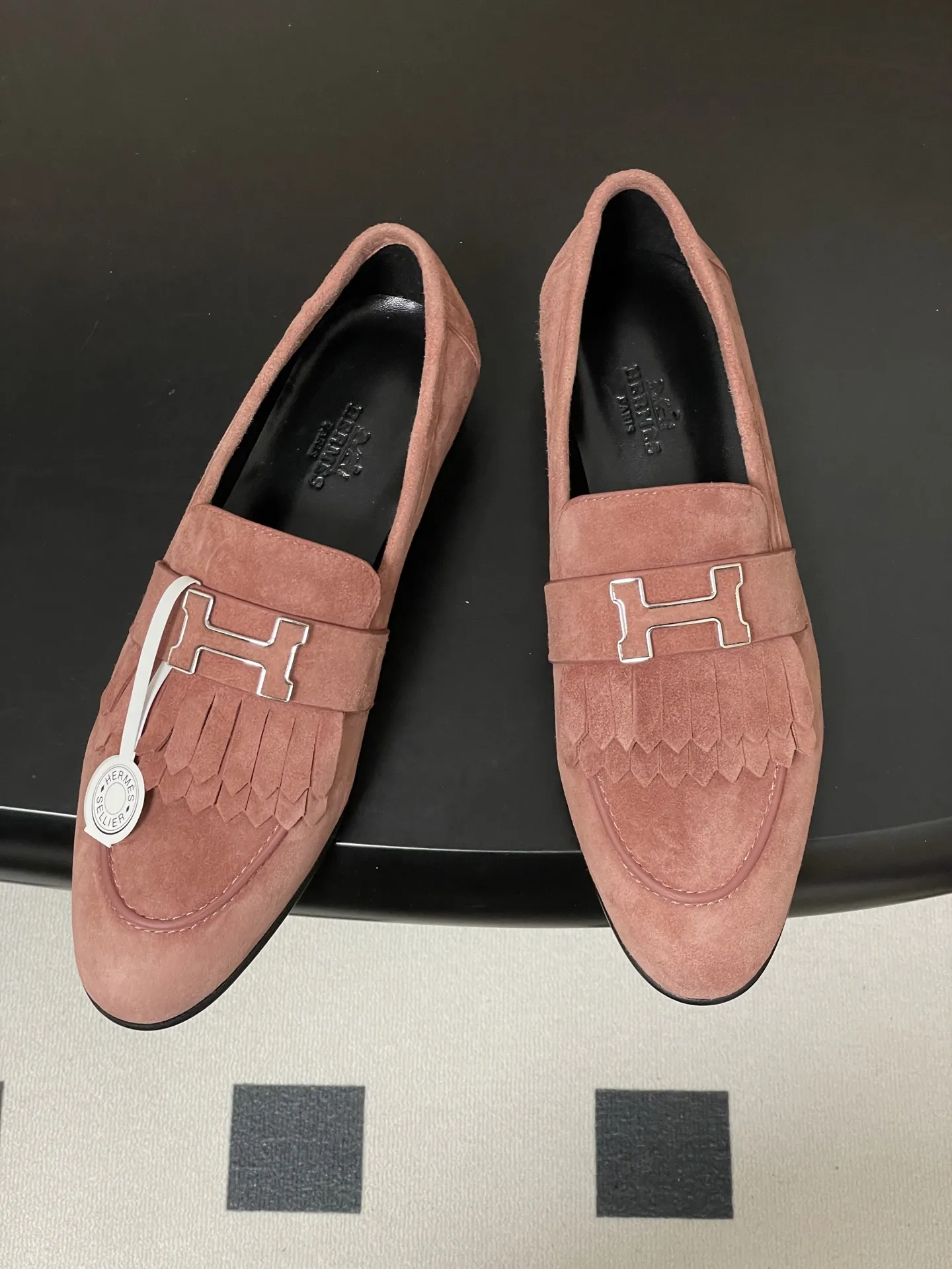 p390-顶级品质（配高档飞机盒✈️） Hermes 爱马仕🐎 H家 Paris/Poyal乐福鞋经典款系列 H字母金属扣乐福鞋一脚蹬单鞋 平底流苏乐福鞋 小牛皮乐福鞋，饰有标志性&ldquo;H&rdquo;细节。打造时尚造型。 鞋面：定制小牛皮 内里垫脚：羊皮 鞋底：意大利A级真皮大底（注塑前掌） 码数：35-39（40.41.42定做不退换）