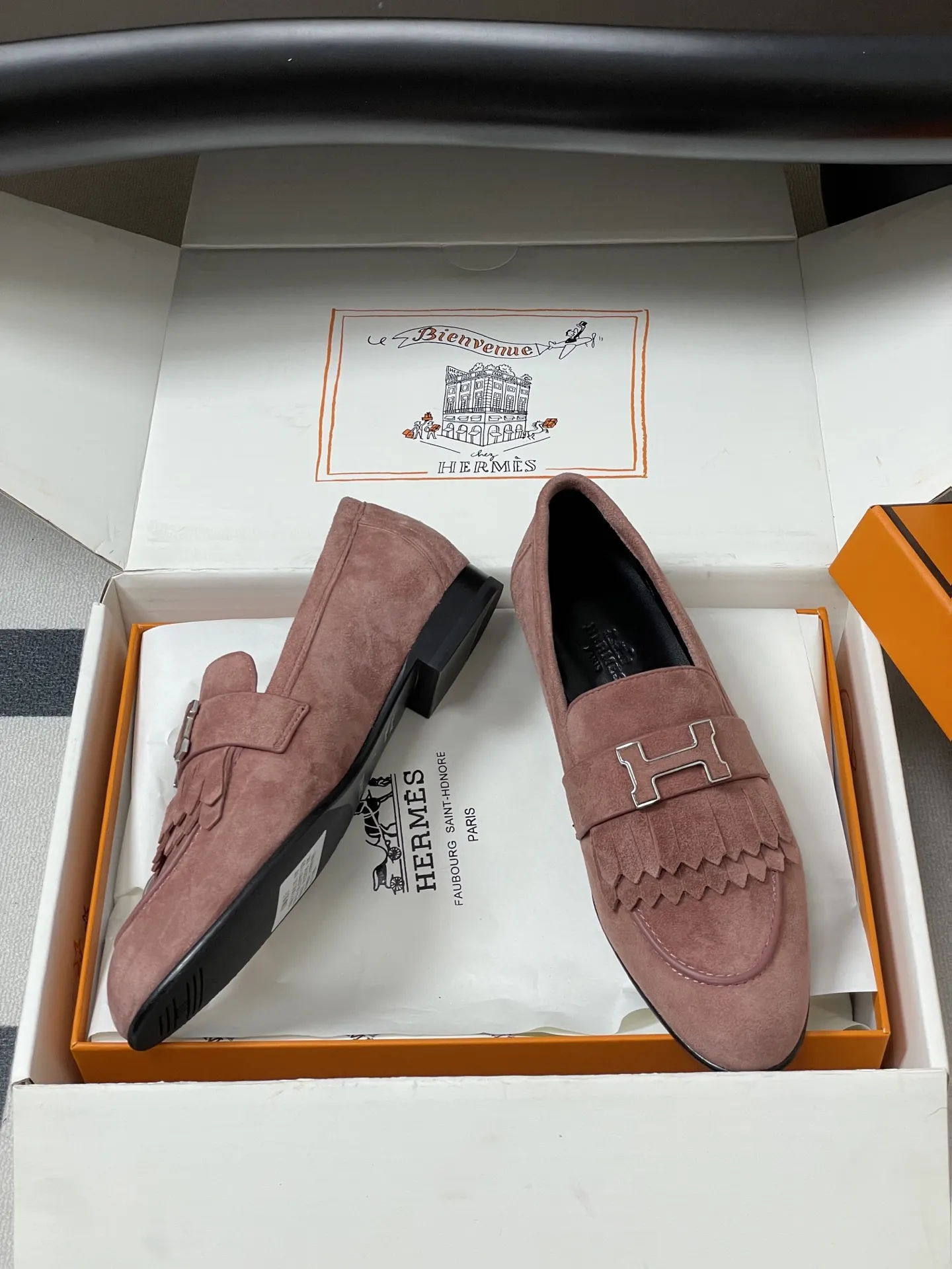 p390-顶级品质（配高档飞机盒✈️） Hermes 爱马仕🐎 H家 Paris/Poyal乐福鞋经典款系列 H字母金属扣乐福鞋一脚蹬单鞋 平底流苏乐福鞋 小牛皮乐福鞋，饰有标志性&ldquo;H&rdquo;细节。打造时尚造型。 鞋面：定制小牛皮 内里垫脚：羊皮 鞋底：意大利A级真皮大底（注塑前掌） 码数：35-39（40.41.42定做不退换）