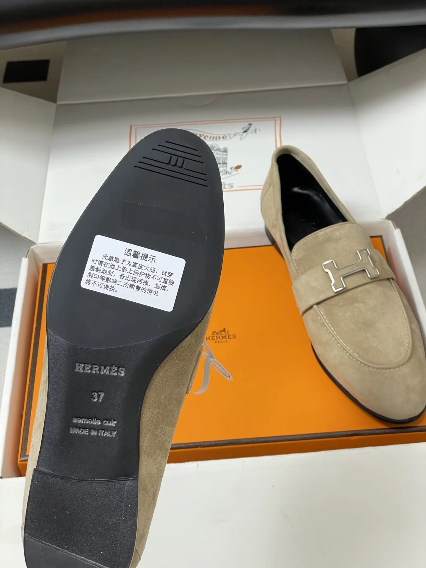 p390-顶级品质(配高档飞机盒✈️) Hermes 爱马仕🐎 H家 Paris/Poyal乐福鞋经典款系列 H字母金属扣乐福鞋一脚蹬单鞋 平底流苏乐福鞋 小牛皮乐福鞋,饰有标志性“H”细节。打造时尚造型。 鞋面:定制小牛皮 内里垫脚:羊皮 鞋底:意大利A级真皮大底(注塑前掌) 码数:35-39(40.41.42定做不退换)