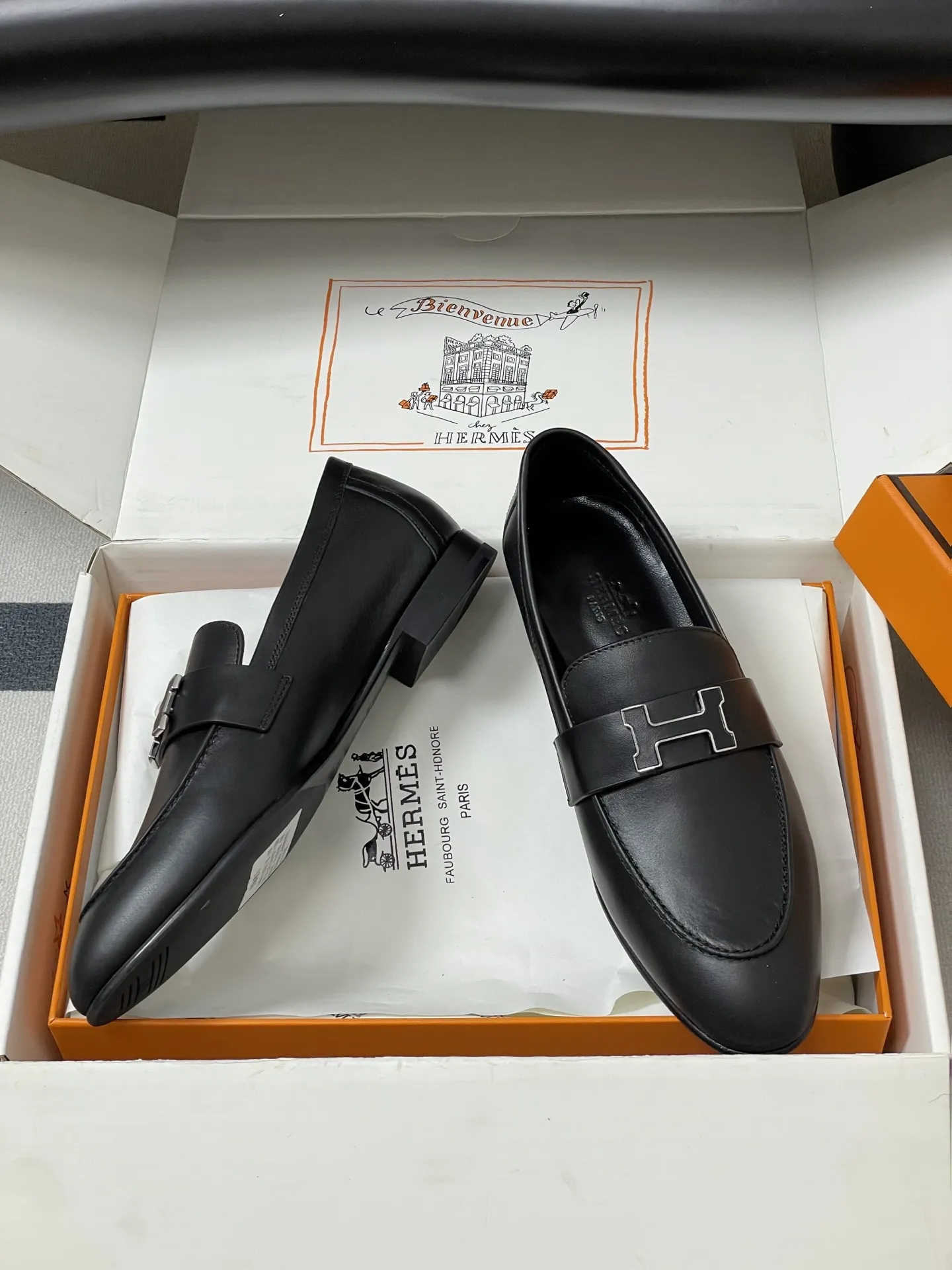 p390-顶级品质（配高档飞机盒✈️） Hermes 爱马仕🐎 H家 Paris/Poyal乐福鞋经典款系列 H字母金属扣乐福鞋一脚蹬单鞋 平底流苏乐福鞋 小牛皮乐福鞋，饰有标志性&ldquo;H&rdquo;细节。打造时尚造型。 鞋面：定制小牛皮 内里垫脚：羊皮 鞋底：意大利A级真皮大底（注塑前掌） 码数：35-39（40.41.42定做不退换）