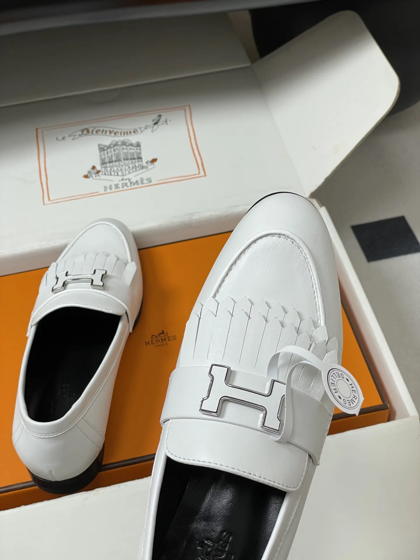 p390-顶级品质(配高档飞机盒✈️) Hermes 爱马仕🐎 H家 Paris/Poyal乐福鞋经典款系列 H字母金属扣乐福鞋一脚蹬单鞋 平底流苏乐福鞋 小牛皮乐福鞋,饰有标志性“H”细节。打造时尚造型。 鞋面:定制小牛皮 内里垫脚:羊皮 鞋底:意大利A级真皮大底(注塑前掌) 码数:35-39(40.41.42定做不退换)