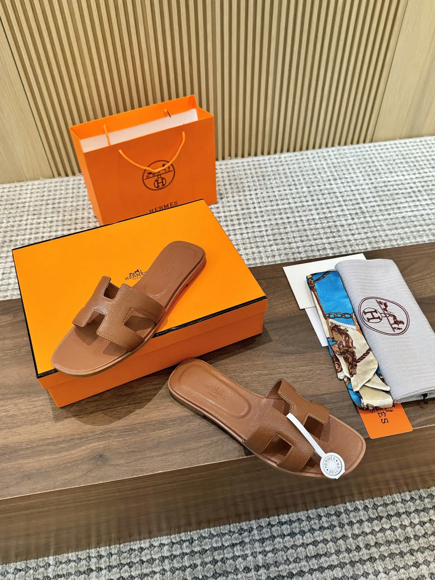 2025新款，（手掌🖐️纹全包工艺）全新改版（Herm&egrave;s） 包装升级，版型做工材料升级。 Hermes&reg;🔴市场最高版本纯手工鞋✨✨ 顶级产品爱马仕拖鞋🐎 新款高端时尚原版一样， 师傅纯手工打造 ！❥高端定制，行业最高版本⚠❥采用：Hermers鞋面：意大利进口牛皮+原版订制级粒面小牛皮垫脚+真皮大底（追求顶级行走舒适度）Hermes━━━━━ size：35-40（34.41.42定做不退换） P：真皮底210 P：橡胶底160